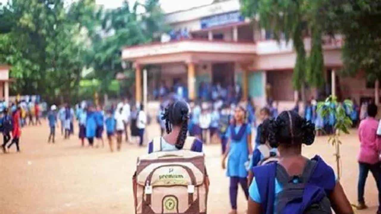 Schools Reopen in Karnataka: ಶಾಲೆಗಳು ಪುನರಾರಂಭ, ತರಗತಿಗಳು ಮೇ 31 ರಂದು ಪ್ರಾರಂಭವಾಗುತ್ತವೆ Schools Reopen in Karnataka: ಶಾಲೆಗಳು ಪುನರಾರಂಭ, ತರಗತಿಗಳು ಮೇ 31 ರಂದು ಪ್ರಾರಂಭವಾಗುತ್ತವೆ
