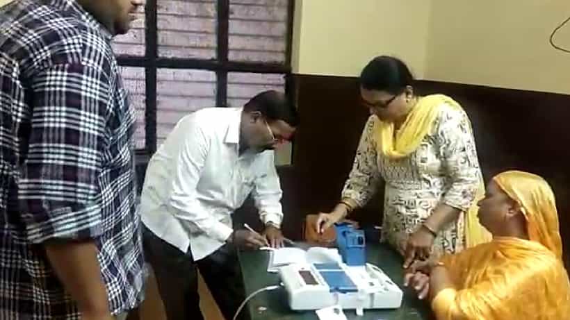 ರಾಜ್ಯದ ‘ಗದ್ದುಗೆ’ ಭವಿಷ್ಯ ನಿರ್ಧಾರಕ್ಕೆ ಕೌಂಟ್ಡೌನ್: ತಪ್ಪದೇ ಮತ ಚಲಾಯಿಸಿ ಉತ್ತಮರನ್ನು ಆಯ್ಕೆ ಮಾಡಿ