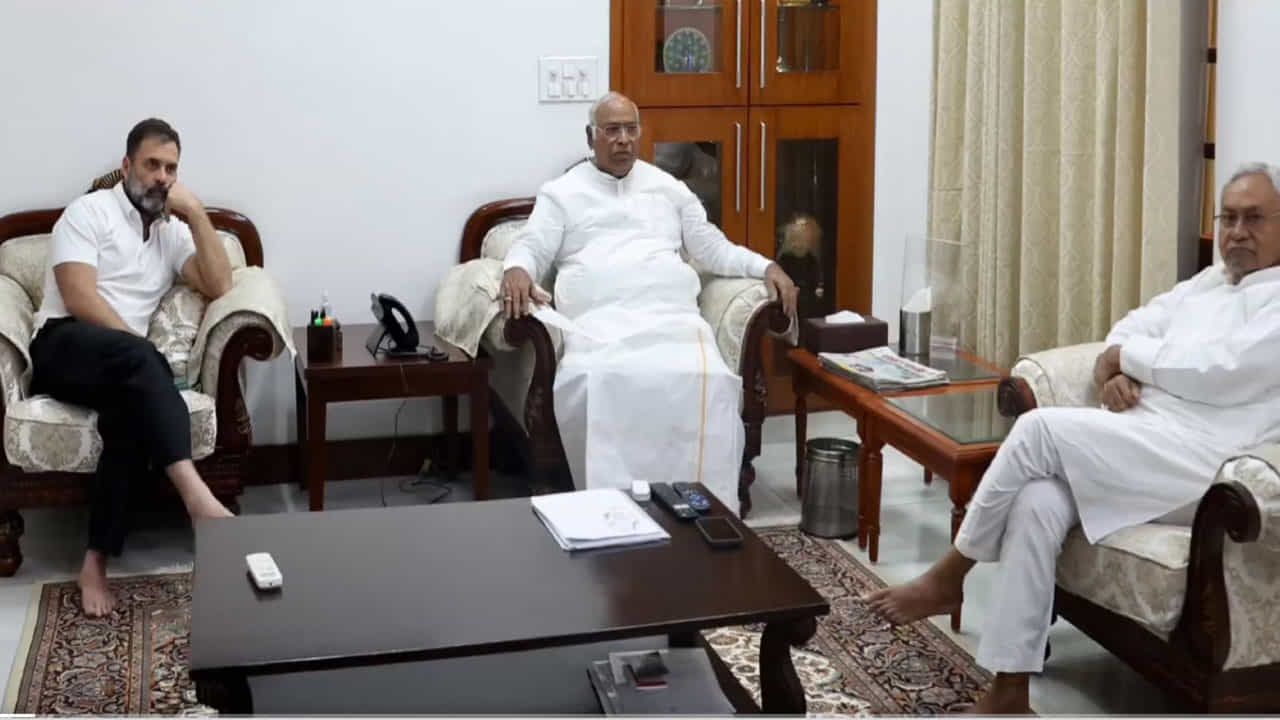 ಖರ್ಗೆ, ರಾಹುಲ್ ಗಾಂಧಿಯನ್ನು ಭೇಟಿ ಮಾಡಿದ ನಿತೀಶ್ ಕುಮಾರ್; ವಿಪಕ್ಷಗಳನ್ನು ಒಗ್ಗೂಡಿಸುವುದೇ ಅಜೆಂಡಾ ಖರ್ಗೆ, ರಾಹುಲ್ ಗಾಂಧಿಯನ್ನು ಭೇಟಿ ಮಾಡಿದ ನಿತೀಶ್ ಕುಮಾರ್; ವಿಪಕ್ಷಗಳನ್ನು ಒಗ್ಗೂಡಿಸುವುದೇ ಅಜೆಂಡಾ