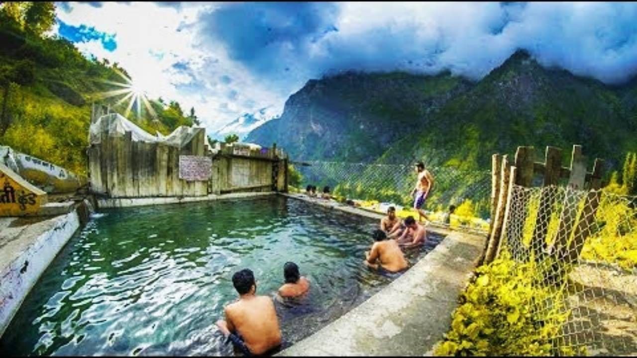 ಖೀರ್ ಗಂಗಾ ಬಿಸಿ ನೀರಿನ ಬುಗ್ಗೆ(Kheer Ganga hot water spring): ಇಲ್ಲಿಗೆ ತಲುಪಲು, ನೀವು ಹಿಮಾಲಯದ ನಡುವೆ ದೀರ್ಘವಾದ ಚಾರಣವನ್ನು ಕೈಗೊಳ್ಳಬೇಕು ಮತ್ತು ಅತ್ಯುತ್ತಮವಾದ ಪುನರುಜ್ಜೀವನದ ಅನುಭವವನ್ನು ಪಡೆಯಬೇಕು. ಅಖಾರಾ ಬಜಾರ್, ಕುಲು, ಹಿಮಾಚಲ ಪ್ರದೇಶ 175101 ನಲ್ಲಿದೆ, ಇದು ಅತ್ಯಂತ ಸುಂದರವಾದ ಬಿಸಿನೀರಿನ ಬುಗ್ಗೆಯಾಗಿದೆ.