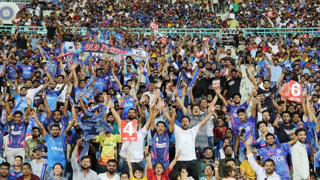 IPL 2023: ಮೈದಾನದಲ್ಲಿ ವಿರಾಟ್ ಕೊಹ್ಲಿ ಇದ್ದರೂ, ಇಲ್ಲದಿದ್ದರೂ...ಕಿಂಗ್ ಕೊಹ್ಲಿ ಅಭಿಮಾನಿಗಳಂತು ಸ್ಟೇಡಿಯಂನಲ್ಲಿರುತ್ತಾರೆ. ಇದಕ್ಕೆ ಸಾಕ್ಷಿ ಲಕ್ನೋನದಲ್ಲಿ ನಡೆದ ಲಕ್ನೋ ಸೂಪರ್ ಜೈಂಟ್ಸ್​ ಹಾಗೂ ಮುಂಬೈ ಇಂಡಿಯನ್ಸ್ ನಡುವಣ ಪಂದ್ಯ.