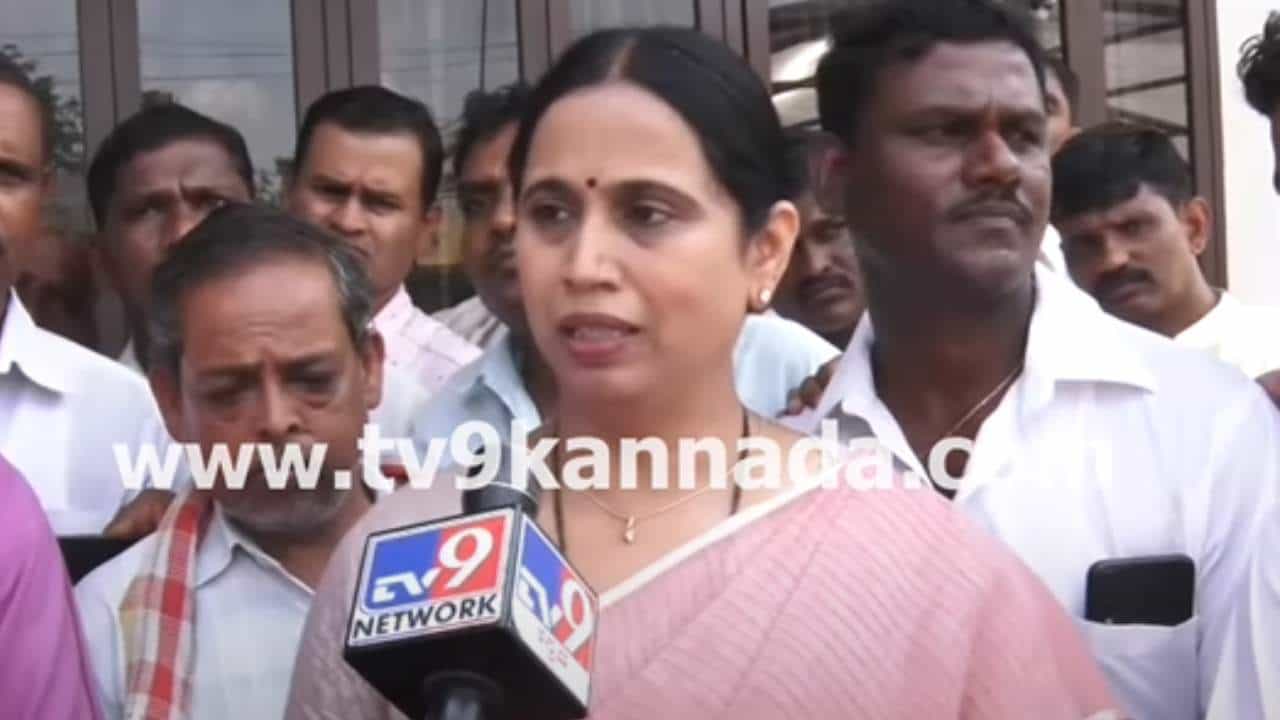 5 ಗ್ಯಾರಂಟಿಗಳ ಜಾರಿಗೆ ಮೊದಲ ಸಂಪುಟದಲ್ಲಿ ತಾತ್ವಿಕ ಒಪ್ಪಿಗೆ ನೀಡಲಾಗಿದೆ ಎಂದ ಲಕ್ಷ್ಮೀ ಹೆಬ್ಬಾಳ್ಕರ್ 5 ಗ್ಯಾರಂಟಿಗಳ ಜಾರಿಗೆ ಮೊದಲ ಸಂಪುಟದಲ್ಲಿ ತಾತ್ವಿಕ ಒಪ್ಪಿಗೆ ನೀಡಲಾಗಿದೆ ಎಂದ ಲಕ್ಷ್ಮೀ ಹೆಬ್ಬಾಳ್ಕರ್