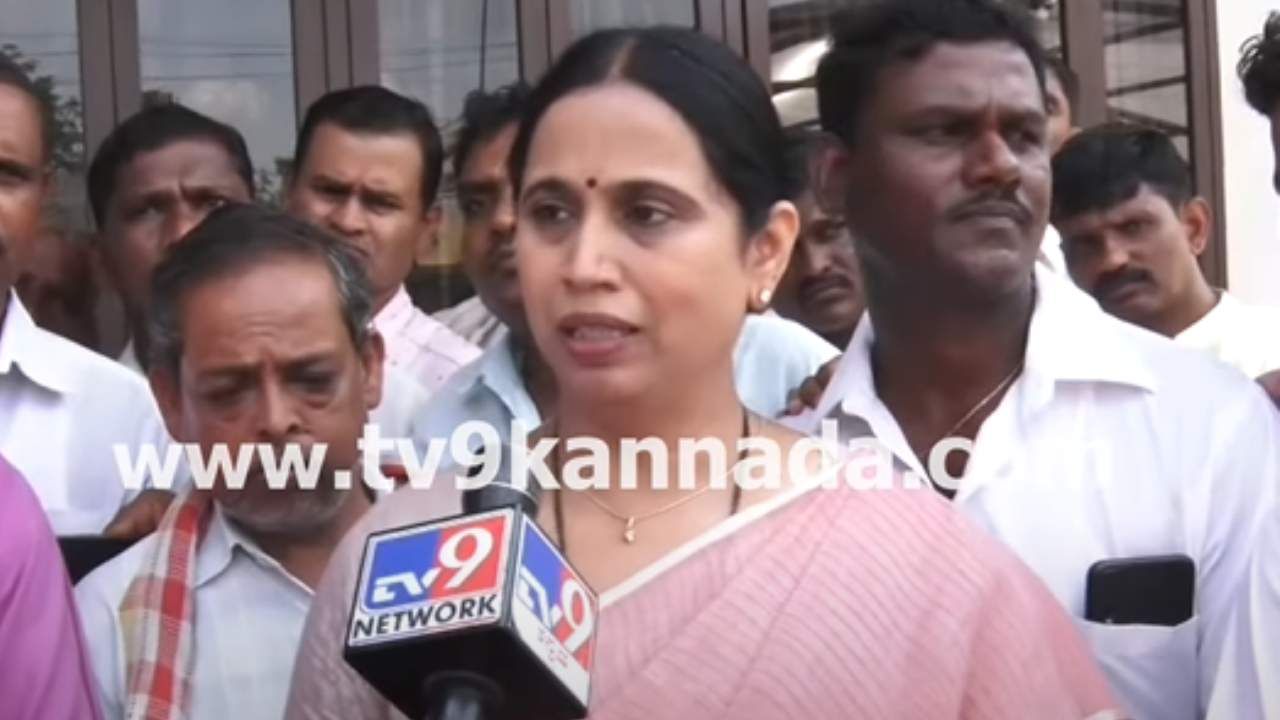 5 ಗ್ಯಾರಂಟಿಗಳ ಜಾರಿಗೆ ಮೊದಲ ಸಂಪುಟದಲ್ಲಿ ತಾತ್ವಿಕ ಒಪ್ಪಿಗೆ ನೀಡಲಾಗಿದೆ ಎಂದ ಲಕ್ಷ್ಮೀ ಹೆಬ್ಬಾಳ್ಕರ್ 5 ಗ್ಯಾರಂಟಿಗಳ ಜಾರಿಗೆ ಮೊದಲ ಸಂಪುಟದಲ್ಲಿ ತಾತ್ವಿಕ ಒಪ್ಪಿಗೆ ನೀಡಲಾಗಿದೆ ಎಂದ ಲಕ್ಷ್ಮೀ ಹೆಬ್ಬಾಳ್ಕರ್