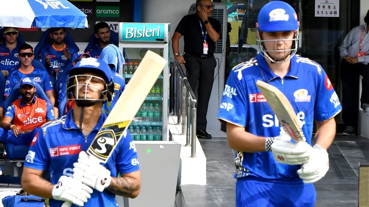 IPL 2023: ಚೆನ್ನೈನ ಎಂಎ ಚಿದಂಬರಂ ಸ್ಟೇಡಿಯಂನಲ್ಲಿ ಚೆನ್ನೈ ಸೂಪರ್ ಕಿಂಗ್ಸ್ ಹಾಗೂ ಮುಂಬೈ ಇಂಡಿಯನ್ಸ್ ತಂಡಗಳು ಮುಖಾಮುಖಿಯಾಗಿದೆ. ಈ ಪಂದ್ಯದಲ್ಲಿ ಟಾಸ್ ಗೆದ್ದ ಸಿಎಸ್ಕೆ ತಂಡವು ಬೌಲಿಂಗ್ ಆಯ್ದುಕೊಂಡಿತು. ಅದರಂತೆ ಇನಿಂಗ್ಸ್ ಆರಂಭಿಸಿದ ಮುಂಬೈ ಇಂಡಿಯನ್ಸ್ ಪರ ಈ ಬಾರಿ ಕ್ಯಾಮರೋನ್ ಗ್ರೀನ್ ಹಾಗೂ ಇಶಾನ್ ಕಿಶನ್ ಇನಿಂಗ್ಸ್ ಆರಂಭಿಸಿದ್ದರು.