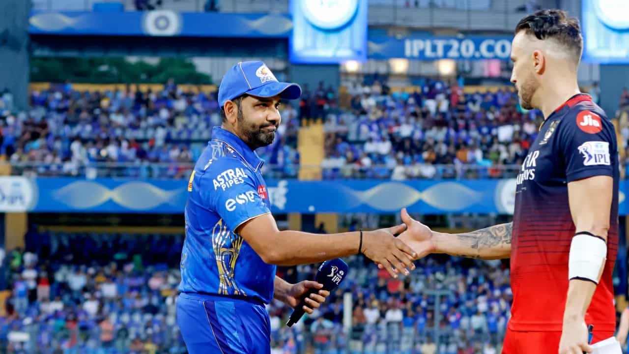 IPL 2023 MI vs RCB: ಮುಂಬೈನ ವಾಂಖೆಡೆ ಸ್ಟೇಡಿಯಂನಲ್ಲಿ ಫಾಫ್ ಡುಪ್ಲೆಸಿಸ್ ಹಾಗೂ ಗ್ಲೆನ್ ಮ್ಯಾಕ್ಸ್ವೆಲ್ ಸಿಡಿಲಬ್ಬರದ ಬ್ಯಾಟಿಂಗ್ ಪ್ರದರ್ಶಿಸಿದ್ದಾರೆ. ಈ ಪಂದ್ಯದಲ್ಲಿ ಟಾಸ್ ಗೆದ್ದ ಮುಂಬೈ ಇಂಡಿಯನ್ಸ್ ತಂಡದ ನಾಯಕ ರೋಹಿತ್ ಶರ್ಮಾ ಬೌಲಿಂಗ್ ಆಯ್ದುಕೊಂಡಿದ್ದರು.