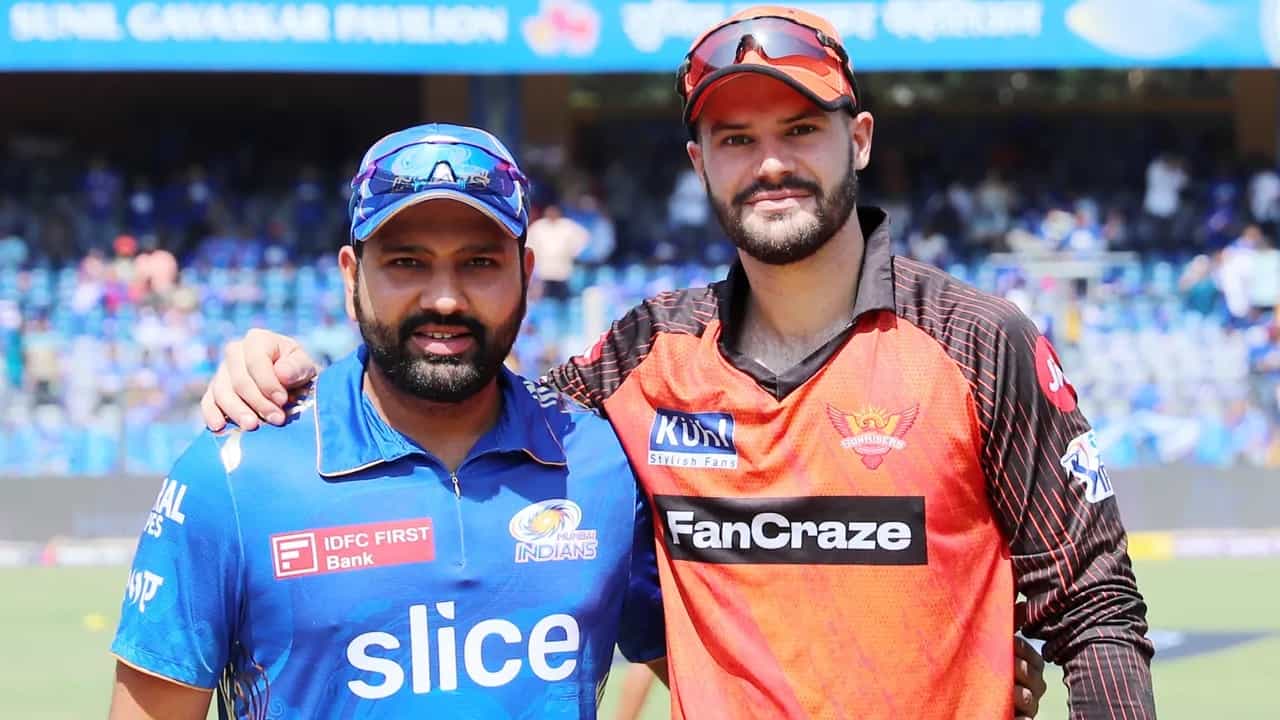 IPL 2023: ಐಪಿಎಲ್ನ ಪ್ಲೇಆಫ್ಗೆ ಎಂಟ್ರಿ ಕೊಡಲು ಇಂದು 2 ತಂಡಗಳು ನಿರ್ಣಾಯಕ ಪಂದ್ಯಗಳನ್ನಾಡುತ್ತಿದೆ. ಮೊದಲ ಪಂದ್ಯದಲ್ಲಿ ಮುಂಬೈ ಇಂಡಿಯನ್ಸ್ ತಂಡವು ಸನ್ರೈಸರ್ಸ್ ಹೈದರಾಬಾದ್ ವಿರುದ್ಧ ಆಡುತ್ತಿದೆ. ಈ ಪಂದ್ಯದಲ್ಲಿ ಮುಂಬೈ ಇಂಡಿಯನ್ಸ್ ಗೆದ್ದರೆ 16 ಅಂಕಗಳೊಂದಿಗೆ ಪಾಯಿಂಟ್ಸ್ ಟೇಬಲ್ನಲ್ಲಿ 4ನೇ ಸ್ಥಾನ ಅಲಂಕರಿಸಬಹುದು.