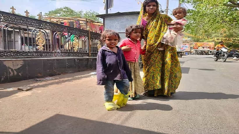 ಚಪ್ಪಲಿ ಖರೀದಿಸಲು ದುಡ್ಡಿಲ್ಲದ ಕಾರಣ ತನ್ನ ಮಕ್ಕಳ ಕಾಲಿಗೆ ಪಾಸ್ಟಿಕ್ ಸುತ್ತಿಕೊಂಡ ಮಹಿಳೆ