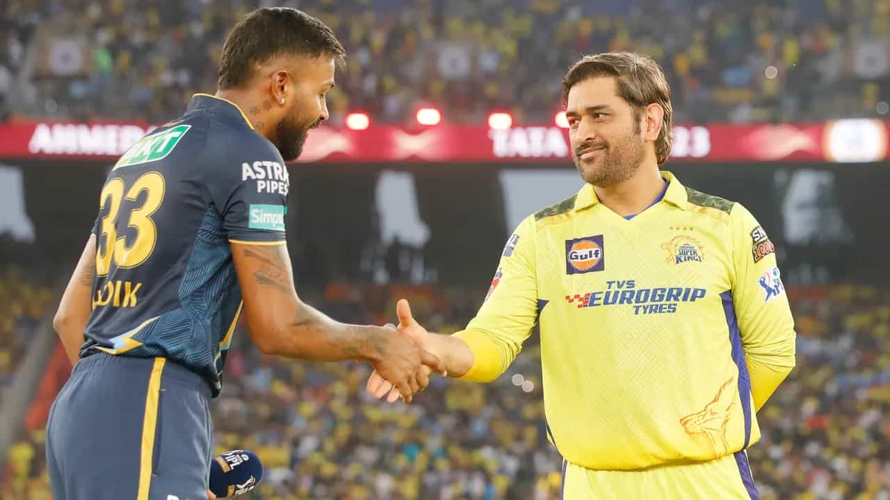 IPL 2023 Final CSK vs GT: ಐಪಿಎಲ್ ಸೀಸನ್ 16ರ ಫೈನಲ್ ಪಂದ್ಯಕ್ಕೆ ಮಳೆ ಅಡ್ಡಿಯಾಗಿದೆ. ಭಾನುವಾರ ನಡೆಯಬೇಕಿದ್ದ ಪಂದ್ಯವು ಮಳೆಯ ಕಾರಣ ಸೋಮವಾರಕ್ಕೆ ಮುಂದೂಡಲಾಗಿತ್ತು. ಅದರಂತೆ ಇಂದು ಆರಂಭವಾಗಿದ್ದ ಪಂದ್ಯದಲ್ಲಿ ಟಾಸ್ ಗೆದ್ದ ಸಿಎಸ್ಕೆ ಮೊದಲ ಫೀಲ್ಡಿಂಗ್ ಆಯ್ಕೆ ಮಾಡಿಕೊಂಡಿತು.