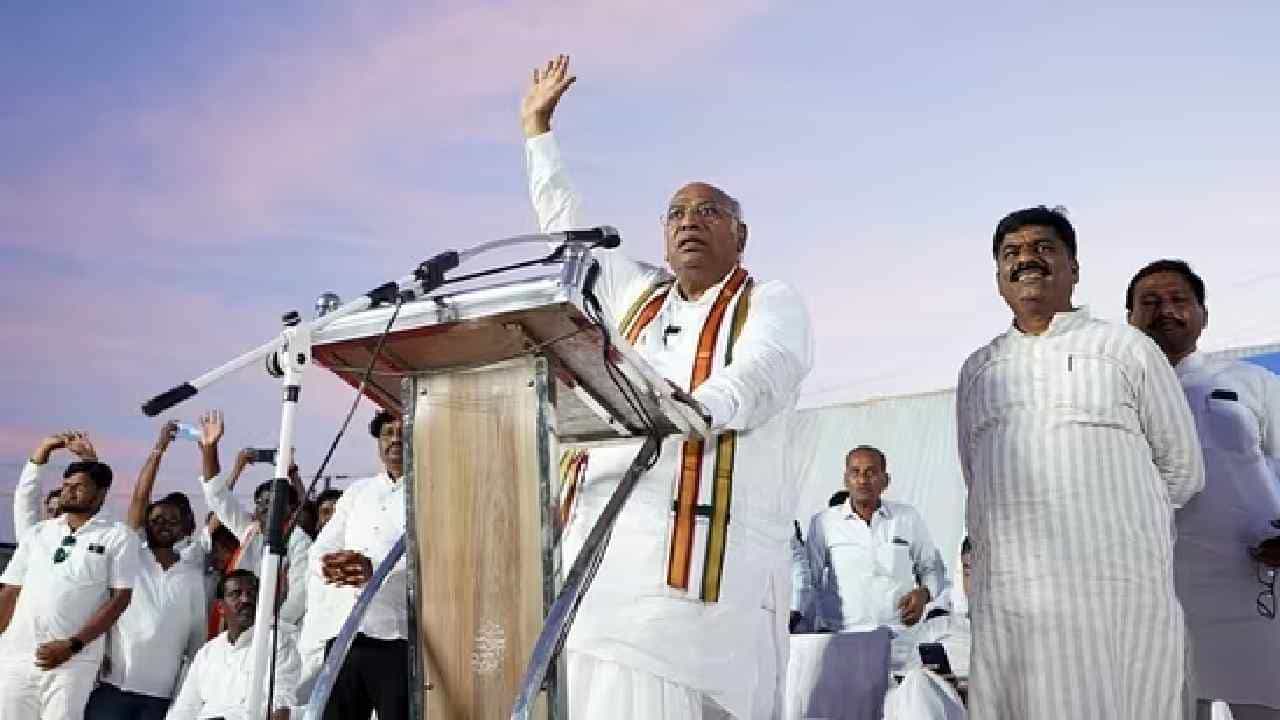 ನಾನು ಕರ್ನಾಟಕದ ಭೂಮಿ ಪುತ್ರ: ಕಲಬುರಗಿಯಲ್ಲಿ ಮಲ್ಲಿಕಾರ್ಜುನ ಖರ್ಗೆ ಭಾವುಕ ನುಡಿ ನಾನು ಕರ್ನಾಟಕದ ಭೂಮಿ ಪುತ್ರ: ಕಲಬುರಗಿಯಲ್ಲಿ ಮಲ್ಲಿಕಾರ್ಜುನ ಖರ್ಗೆ ಭಾವುಕ ನುಡಿ