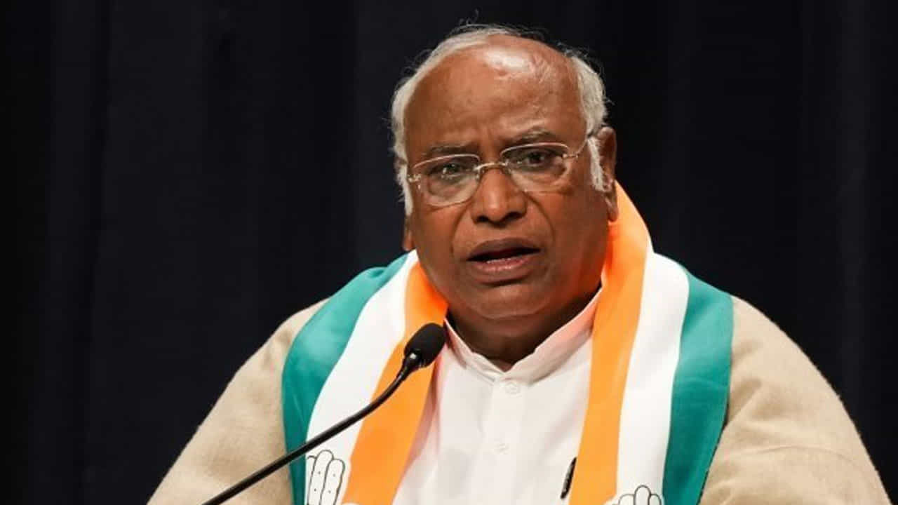 ಕೇಂದ್ರ ಸರ್ಕಾರ ರಾಷ್ಟ್ರಪತಿ ದ್ರೌಪದಿ ಮುರ್ಮು ಅವರನ್ನು ಅವಮಾನಿಸಿದೆ: ಸರಣಿ ಟ್ವೀಟ್ ಮೂಲಕ ಕಿಡಿಕಾರಿದ ಖರ್ಗೆ ಕೇಂದ್ರ ಸರ್ಕಾರ ರಾಷ್ಟ್ರಪತಿ ದ್ರೌಪದಿ ಮುರ್ಮು ಅವರನ್ನು ಅವಮಾನಿಸಿದೆ: ಸರಣಿ ಟ್ವೀಟ್ ಮೂಲಕ ಕಿಡಿಕಾರಿದ ಖರ್ಗೆ