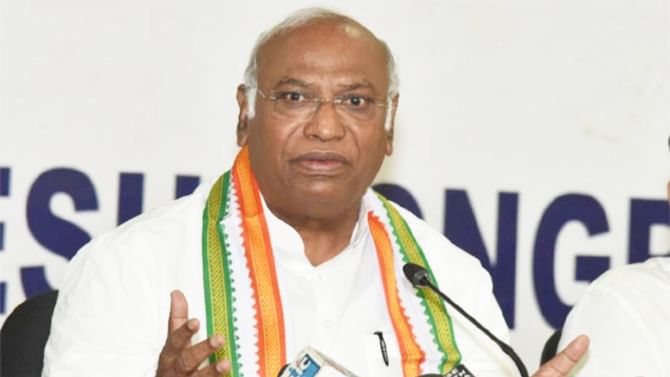 ಬಜರಂಗದಳ ನಿಷೇಧ ಪ್ರಸ್ತಾಪಿಸಿರುವ ಕಾಂಗ್ರೆಸ್ ವಿರುದ್ಧ ವ್ಯಾಪಕ ಆಕ್ರೋಶ: ಈ ಬಗ್ಗೆ ಅಧ್ಯಕ್ಷ ಖರ್ಗೆ ಹೇಳಿದ್ದಿಷ್ಟು ಬಜರಂಗದಳ ನಿಷೇಧ ಪ್ರಸ್ತಾಪಿಸಿರುವ ಕಾಂಗ್ರೆಸ್ ವಿರುದ್ಧ ವ್ಯಾಪಕ ಆಕ್ರೋಶ: ಈ ಬಗ್ಗೆ ಅಧ್ಯಕ್ಷ ಖರ್ಗೆ ಹೇಳಿದ್ದಿಷ್ಟು