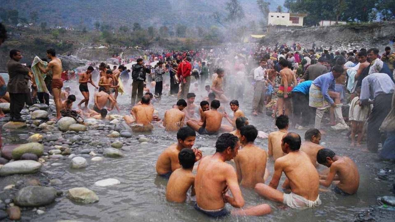 ಮಣಿಕರಣ್ ಸಾಹಿಬ್(Manikaran Sahib): ಇದು ಅತ್ಯಂತ ಪವಿತ್ರವಾದ ಬಿಸಿನೀರಿನ ಬುಗ್ಗೆ ಎಂದು ಪರಿಗಣಿಸಲ್ಪಟ್ಟಿದೆ. ಮತ್ತು ಹಲವಾರು ತೀರ್ಥಯಾತ್ರೆಗಳಿಗೆ ಪ್ರಮುಖ ಆಕರ್ಷಣೆಯಾಗಿದೆ. ಇತರ ಯಾವುದೇ ಬಿಸಿನೀರಿನ ಬುಗ್ಗೆಯಂತೆ, ಭೂಮಿಯ ಒಳಭಾಗದಿಂದ ಆಳವಾಗಿ ಬರುವ ಬಿಸಿನೀರು ಬಹಳಷ್ಟು ಖನಿಜಗಳನ್ನು ಮುಖ್ಯವಾಗಿ ಗಂಧಕವನ್ನು ಒಯ್ಯುತ್ತದೆ. ಗಂಧಕವು ಸಲ್ಫರ್ ಡೈಆಕ್ಸೈಡ್ ಅಥವಾ ಹೈಡ್ರೋಜನ್ ಸಲ್ಫೈಡ್ ಅನಿಲವು, ಗಾಳಿಯಲ್ಲಿ ಹೊರಬರುವುದರಿಂದ ಉಂಟಾಗುವ ವಿಶಿಷ್ಟವಾದ ವಾಸನೆಯನ್ನು ಹೊಂದಿರುತ್ತದೆ. ಚರ್ಮ ರೋಗಗಳನ್ನು ಗುಣಪಡಿಸಲು ಇದು ಒಳ್ಳೆಯದು ಆದ್ದರಿಂದ ಜನರು ಮಣಿಕರಣದ ಬಿಸಿ ನೀರಿನಲ್ಲಿ ಸ್ನಾನ ಮಾಡುತ್ತಾರೆ.