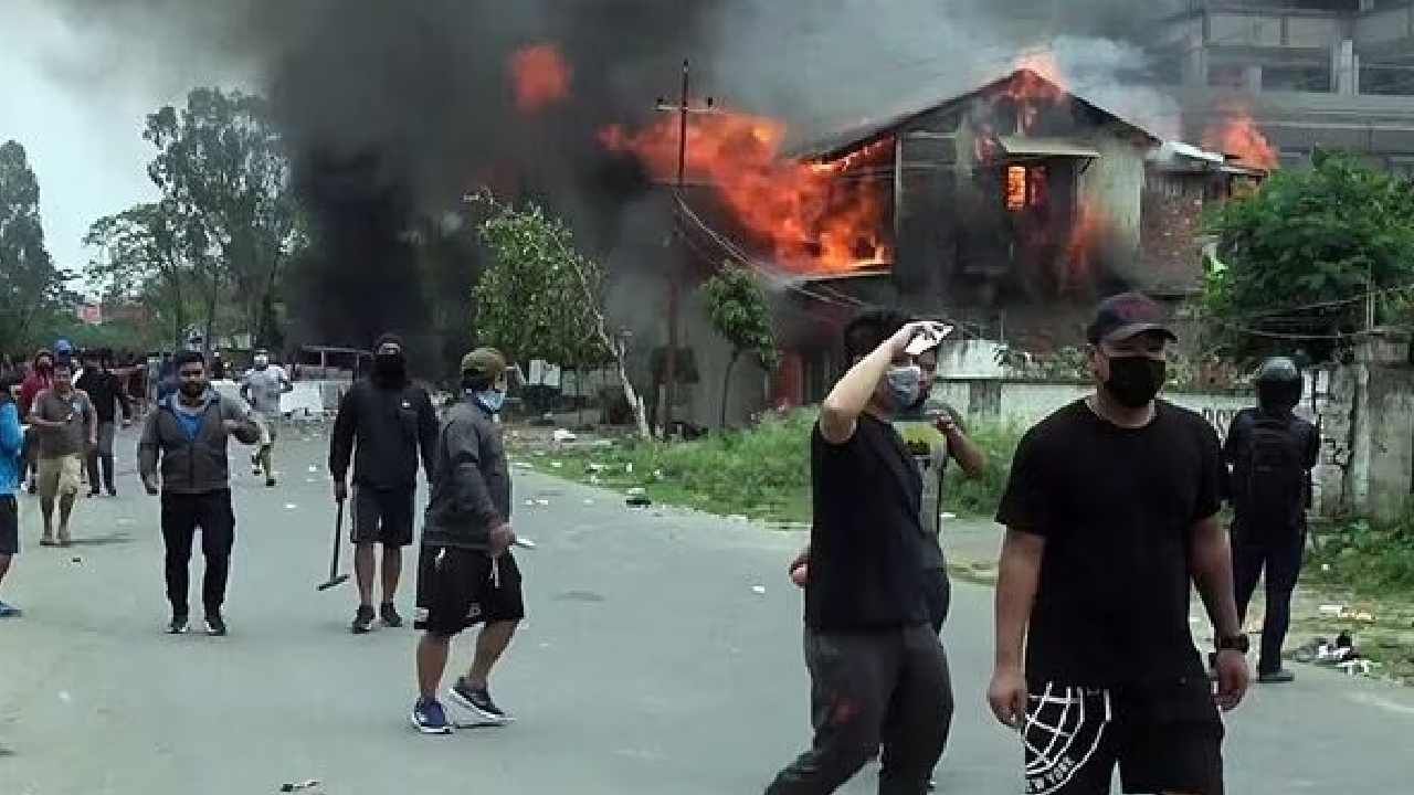Manipur Violence Explainer: ದ್ವೇಷದ ಜ್ವಾಲೆಯಲ್ಲಿ ಹೊತ್ತಿ ಉರಿಯುತ್ತಿದೆ ಮಣಿಪುರ, ಹಿಂಸಾಚಾರಕ್ಕೆ ಕಾರಣವೇನು? ಇಲ್ಲಿದೆ ಮಾಹಿತಿ Manipur Violence Explainer: ದ್ವೇಷದ ಜ್ವಾಲೆಯಲ್ಲಿ ಹೊತ್ತಿ ಉರಿಯುತ್ತಿದೆ ಮಣಿಪುರ, ಹಿಂಸಾಚಾರಕ್ಕೆ ಕಾರಣವೇನು? ಇಲ್ಲಿದೆ ಮಾಹಿತಿ