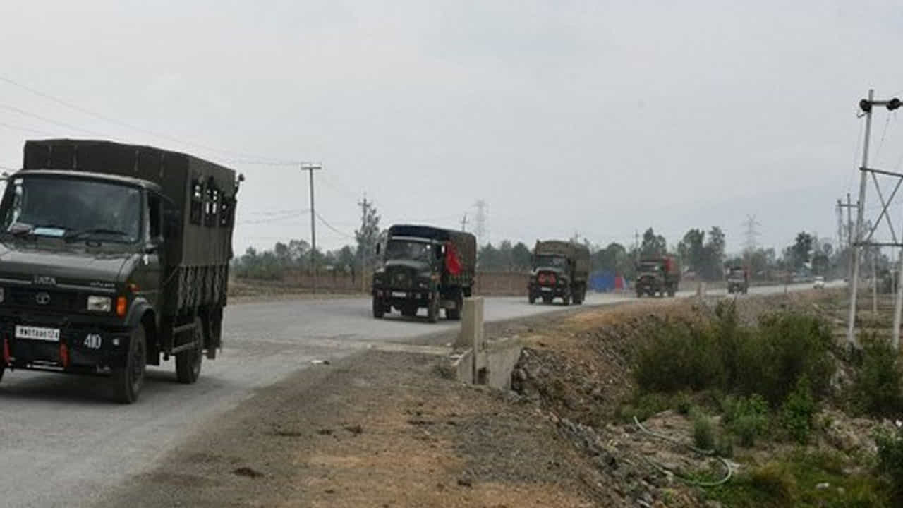 Manipur Violence: ಮಣಿಪುರದಲ್ಲಿ ಹೆಚ್ಚಿನ ಸಂಖ್ಯೆಯಲ್ಲಿ ಭದ್ರತಾ ಪಡೆ ನಿಯೋಜನೆ; ಸಾವಿಗೀಡಾದವರ ಸಂಖ್ಯೆ 54ಕ್ಕೆ ಏರಿಕೆ Manipur Violence: ಮಣಿಪುರದಲ್ಲಿ ಹೆಚ್ಚಿನ ಸಂಖ್ಯೆಯಲ್ಲಿ ಭದ್ರತಾ ಪಡೆ ನಿಯೋಜನೆ; ಸಾವಿಗೀಡಾದವರ ಸಂಖ್ಯೆ 54ಕ್ಕೆ ಏರಿಕೆ