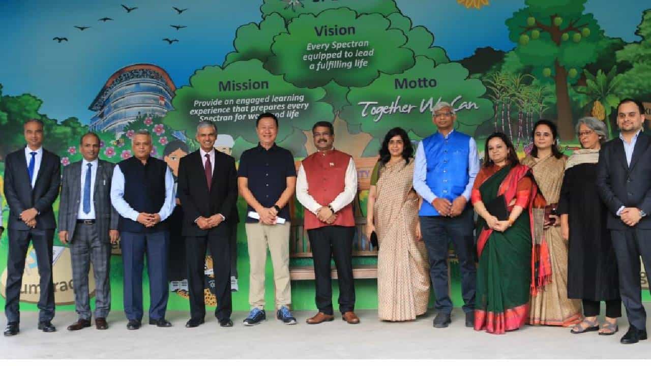 Singapore: ಸಿಂಗಾಪುರದ ಉಪ ಪ್ರಧಾನಿ ಲಾರೆನ್ಸ್ ವಾಂಗ್ ಅವರನ್ನು ಭೇಟಿ ಮಾಡಿದ ಸಚಿವ ಧರ್ಮೇಂದ್ರ ಪ್ರಧಾನ್; ಕೌಶಲ್ಯ ಅಭಿವೃದ್ಧಿಯ ಕುರಿತು ಮಾತುಕತೆ Singapore: ಸಿಂಗಾಪುರದ ಉಪ ಪ್ರಧಾನಿ ಲಾರೆನ್ಸ್ ವಾಂಗ್ ಅವರನ್ನು ಭೇಟಿ ಮಾಡಿದ ಸಚಿವ ಧರ್ಮೇಂದ್ರ ಪ್ರಧಾನ್; ಕೌಶಲ್ಯ ಅಭಿವೃದ್ಧಿಯ ಕುರಿತು ಮಾತುಕತೆ