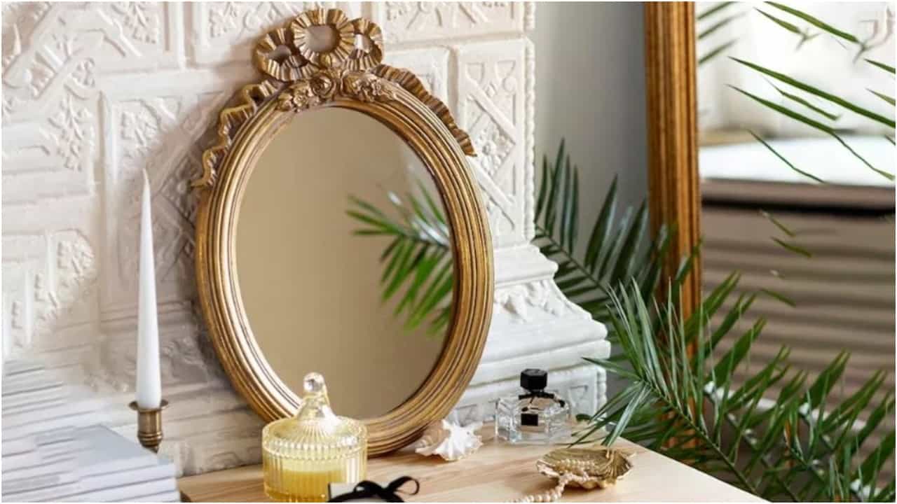 Vastu Tips For Mirror: ಮನೆಯಲ್ಲಿ ಕನ್ನಡಿ ಇಡುವ ಸ್ಥಳ ಆಯ್ಕೆಗೂ ಮುನ್ನ ಈ ವಿಚಾರಗಳನ್ನು ತಿಳಿದಿರಿ Vastu Tips For Mirror: ಮನೆಯಲ್ಲಿ ಕನ್ನಡಿ ಇಡುವ ಸ್ಥಳ ಆಯ್ಕೆಗೂ ಮುನ್ನ ಈ ವಿಚಾರಗಳನ್ನು ತಿಳಿದಿರಿ