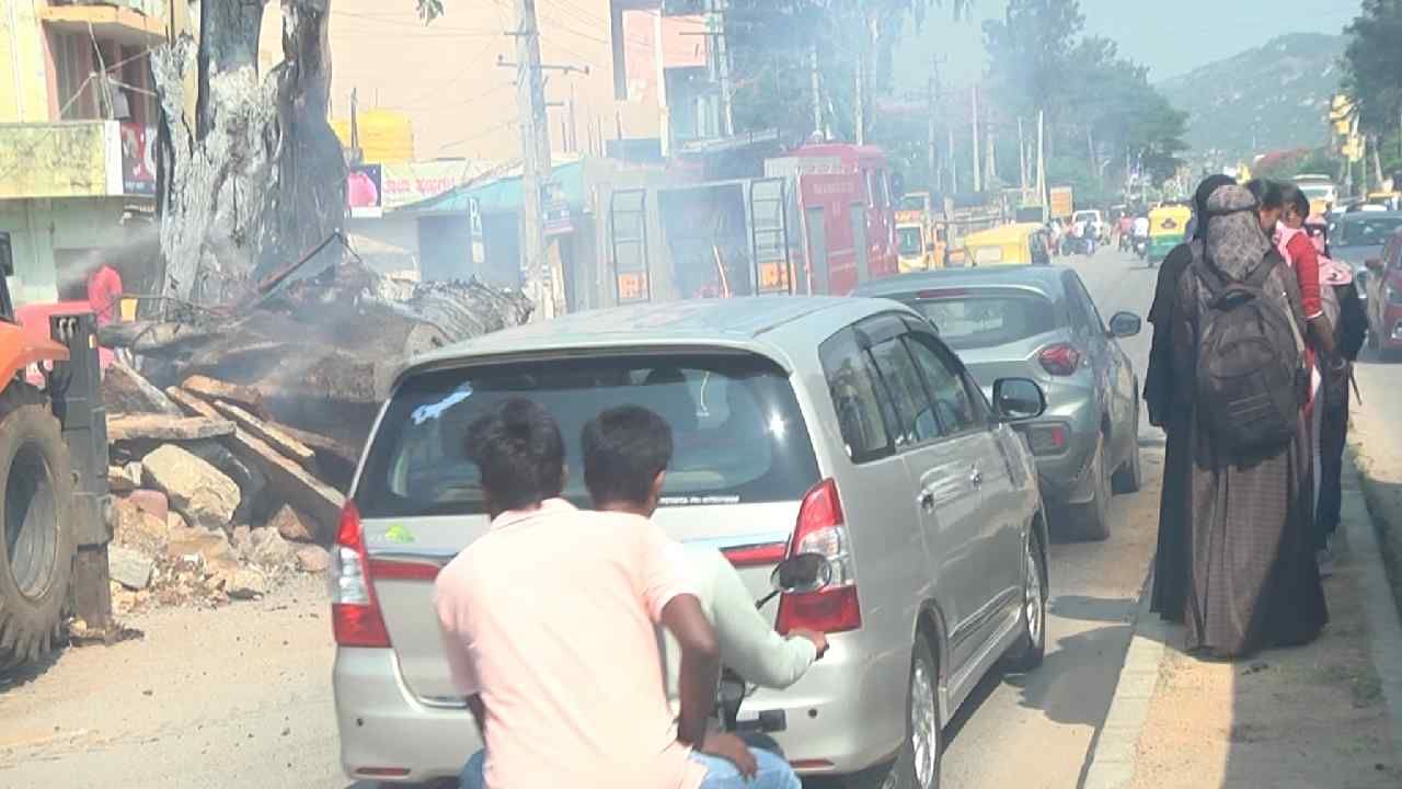 Miscreants set fire to tree trunk in Chikkaballapura tree that has been burning for three days
