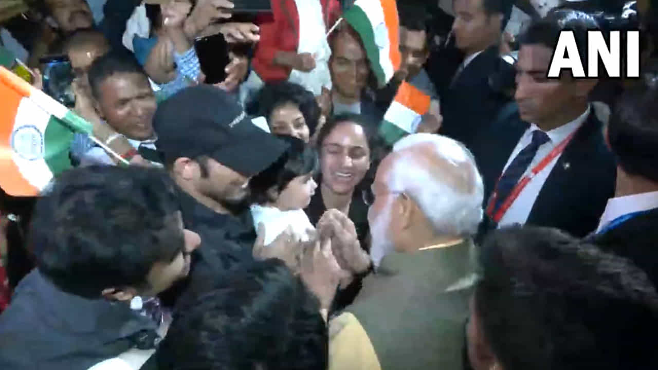 PM Modi in Japan: ಜಪಾನ್ನಲ್ಲಿ ನೆಲೆಸಿರುವ ಭಾರತೀಯರನ್ನು ಭೇಟಿ ಮಾಡಿದ ಪ್ರಧಾನಿ ನರೇಂದ್ರ ಮೋದಿ PM Modi in Japan: ಜಪಾನ್ನಲ್ಲಿ ನೆಲೆಸಿರುವ ಭಾರತೀಯರನ್ನು ಭೇಟಿ ಮಾಡಿದ ಪ್ರಧಾನಿ ನರೇಂದ್ರ ಮೋದಿ