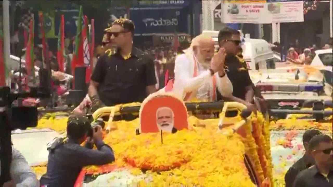 Pm Modi roadshow in Bangalore Muslim lady holding Jai Bajrangi placard here are the photos
