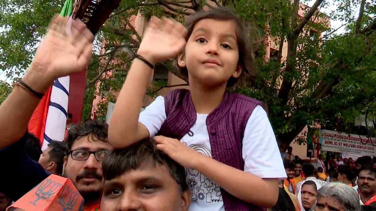 Pm Modi roadshow in Bangalore Muslim lady holding Jai Bajrangi placard here are the photos
