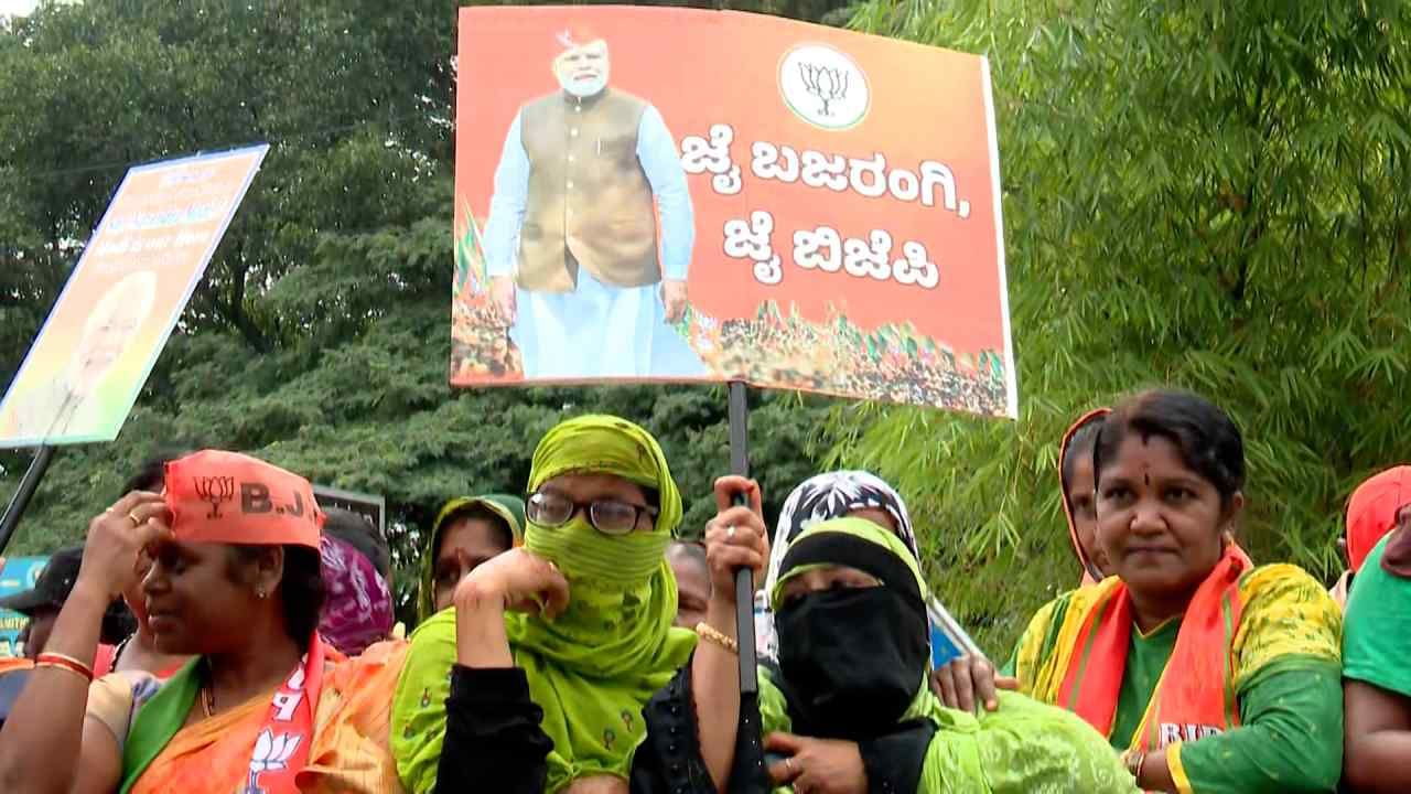 Pm Modi roadshow in Bangalore Muslim lady holding Jai Bajrangi placard here are the photos
