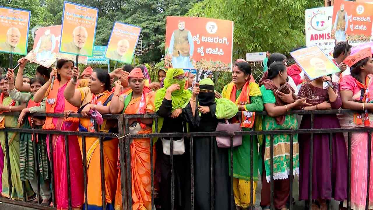 Pm Modi roadshow in Bangalore Muslim lady holding Jai Bajrangi placard here are the photos
