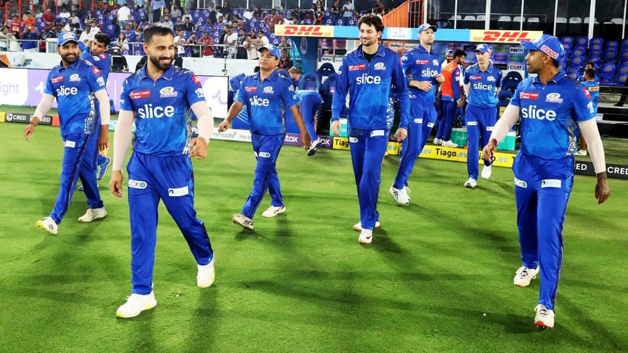 ಇತ್ತ ಲಕ್ನೋ ಸೂಪರ್ ಜೈಂಟ್ಸ್ ತಂಡವು ಮುಂದಿನ ಪಂದ್ಯದಲ್ಲಿ ಮುಂಬೈ ಇಂಡಿಯನ್ಸ್ ವಿರುದ್ಧ ಗೆಲ್ಲುವುದರಿಂದ ಆರ್ಸಿಬಿಗೆ ಪ್ಲೇಆಫ್ ಪ್ರವೇಶಿಸುವ ಅವಕಾಶ ಸಿಗಲಿದೆ. ಅಂದರೆ 14 ಅಂಕಗಳೊಂದಿಗೆ 3ನೇ ಸ್ಥಾನದಲ್ಲಿರುವ ಮುಂಬೈ ಮುಂದಿನ ಮ್ಯಾಚ್ನಲ್ಲಿ ಲಕ್ನೋ ವಿರುದ್ಧ ಸೋತು, ಕೊನೆಯ ಪಂದ್ಯದಲ್ಲಿ ಗೆದ್ದರೆ 16 ಪಾಯಿಂಟ್ಸ್ ಆಗಲಿದೆ.