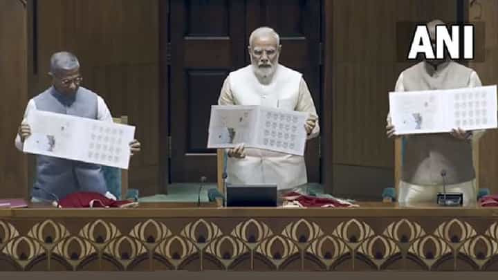 New Parliament Building: ಹೊಸ ಸಂಸತ್ ಭವನದಲ್ಲಿ 75ರೂ ನಾಣ್ಯ ಹಾಗೂ ಅಂಚೆ ಚೀಟಿ ಬಿಡುಗಡೆ, ವಿಡಿಯೋ ನೋಡಿ New Parliament Building: ಹೊಸ ಸಂಸತ್ ಭವನದಲ್ಲಿ 75ರೂ ನಾಣ್ಯ ಹಾಗೂ ಅಂಚೆ ಚೀಟಿ ಬಿಡುಗಡೆ, ವಿಡಿಯೋ ನೋಡಿ