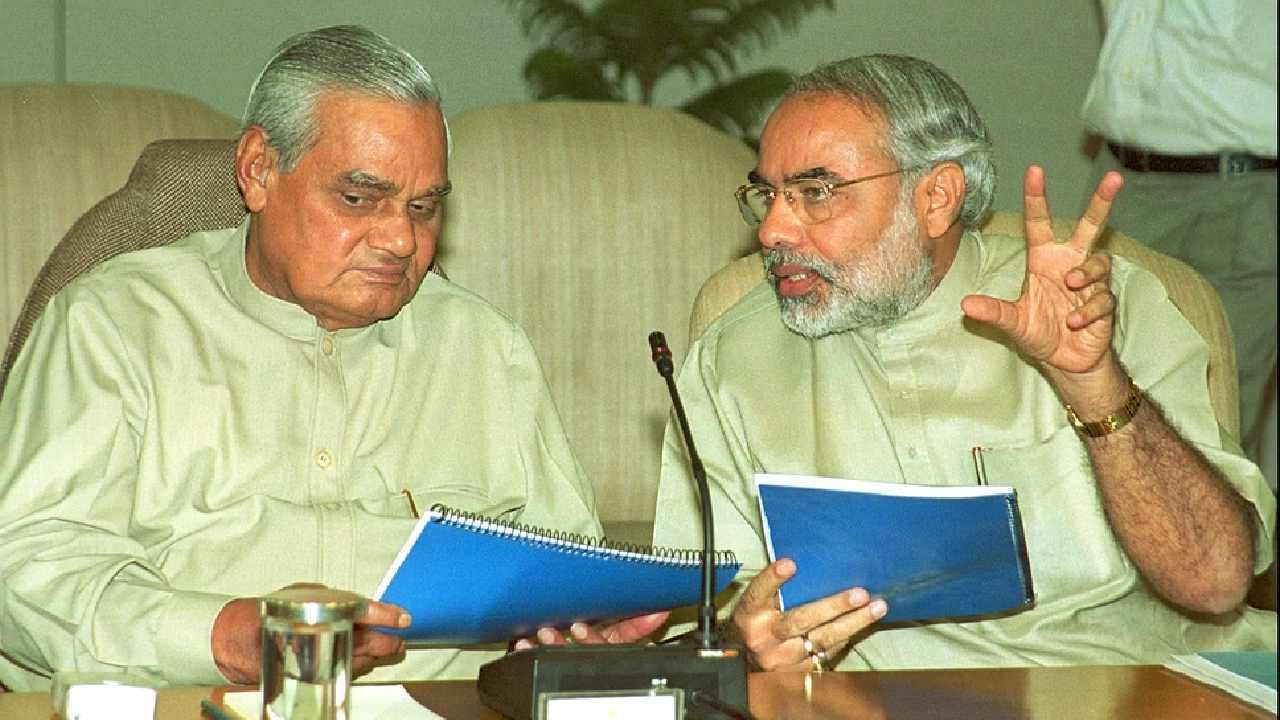 9 Years Of PM Modi: ಸ್ಮಶಾನದಲ್ಲಿ ನಿಂತಿದ್ದ ಮೋದಿಗೆ ವಾಜಪೇಯಿ ಕರೆ ಮಾಡಿದ್ದೇಕೆ? ದೂರದರ್ಶನದ ಕ್ಯಾಮರಾಮೆನ್ ಪ್ರಾಣ ಉಳಿಸಿದ್ದು ಹೇಗೆ? ಕೆಲವು ಕುತೂಹಲಕಾರಿ ಸಂಗತಿಗಳು 9 Years Of PM Modi: ಸ್ಮಶಾನದಲ್ಲಿ ನಿಂತಿದ್ದ ಮೋದಿಗೆ ವಾಜಪೇಯಿ ಕರೆ ಮಾಡಿದ್ದೇಕೆ? ದೂರದರ್ಶನದ ಕ್ಯಾಮರಾಮೆನ್ ಪ್ರಾಣ ಉಳಿಸಿದ್ದು ಹೇಗೆ? ಕೆಲವು ಕುತೂಹಲಕಾರಿ ಸಂಗತಿಗಳು