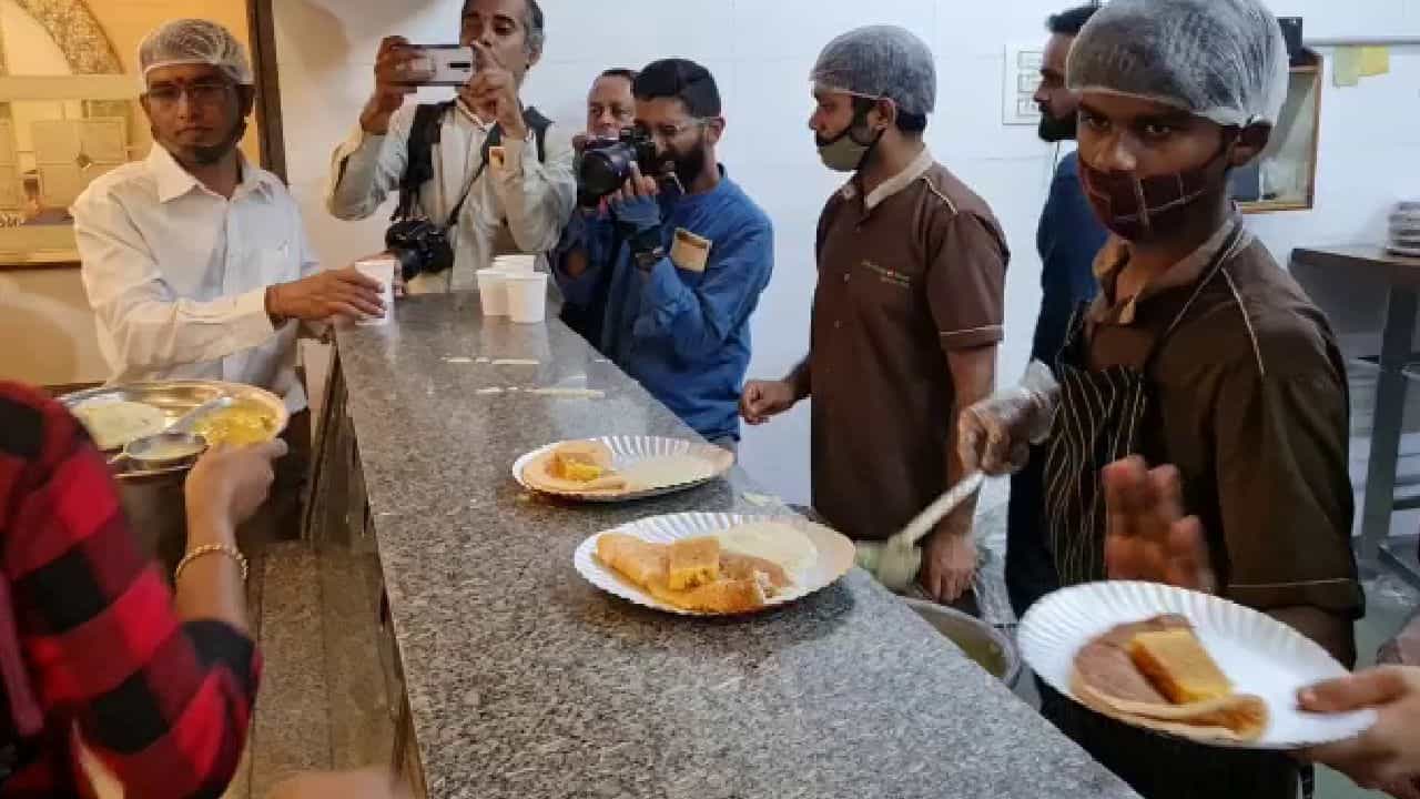 ಮತ ಹಾಕಿದವರಿಗೆ ಗರಿ ಗರಿ ಬೆಣ್ಣೆ ದೋಸೆ, ಮೈಸೂರು ಪಾಕ್ ಫ್ರೀಯಾಗಿ ನೀಡುತ್ತಿರುವ ನಿಸರ್ಗ ಹೋಟೆಲ್ ಮತ ಹಾಕಿದವರಿಗೆ ಗರಿ ಗರಿ ಬೆಣ್ಣೆ ದೋಸೆ, ಮೈಸೂರು ಪಾಕ್ ಫ್ರೀಯಾಗಿ ನೀಡುತ್ತಿರುವ ನಿಸರ್ಗ ಹೋಟೆಲ್