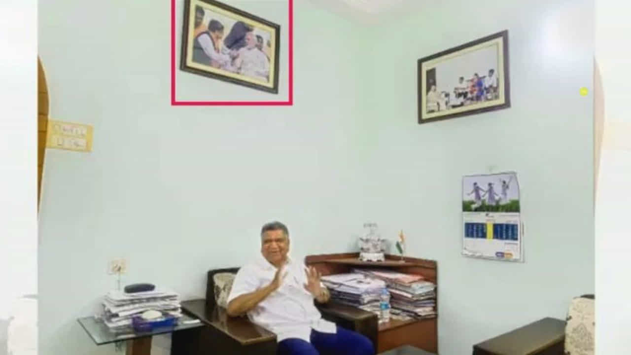 Narendra Modi: ನನ್ನ ಕಚೇರಿಯಲ್ಲಿರುವ ಪ್ರಧಾನಿ ಮೋದಿ ಫೋಟೋವನ್ನು ತೆಗೆಯೋಲ್ಲ, ಅದು ನನ್ನ ಸಂಸ್ಕೃತಿಯಲ್ಲ- ಬಿಜೆಪಿ ಮಾಜಿ ನಾಯಕ ಜಗದೀಶ್ ಶೆಟ್ಟರ್ ಹೀಗೆ ಹೇಳಿದ್ದೇಕೆ? Narendra Modi: ನನ್ನ ಕಚೇರಿಯಲ್ಲಿರುವ ಪ್ರಧಾನಿ ಮೋದಿ ಫೋಟೋವನ್ನು ತೆಗೆಯೋಲ್ಲ, ಅದು ನನ್ನ ಸಂಸ್ಕೃತಿಯಲ್ಲ- ಬಿಜೆಪಿ ಮಾಜಿ ನಾಯಕ ಜಗದೀಶ್ ಶೆಟ್ಟರ್ ಹೀಗೆ ಹೇಳಿದ್ದೇಕೆ?