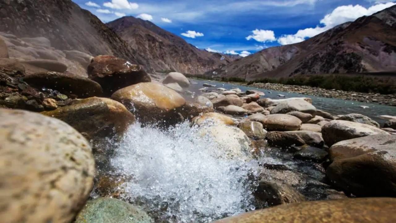 ನುಬ್ರಾ ಕಣಿವೆಯಲ್ಲಿ ಪನಾಮಿಕ್(Panamik in Nubra valley): ಲೇಹ್ ಪಟ್ಟಣದಿಂದ 150 ಮೀ ದೂರದಲ್ಲಿರುವ ಸಿಯಾಚಿನ್ ಹಿಮನದಿಯ ಸಮೀಪವಿರುವ ಪನಾಮಿಕ್ ಎಂಬ ಸಣ್ಣ ಹಳ್ಳಿಯಲ್ಲಿ ಇದು ಅತ್ಯಂತ ಉತ್ತರದ ಬಿಸಿನೀರಿನ ಬುಗ್ಗೆಯಾಗಿದೆ. ಇದು ಸಲ್ಫರ್ ಬಿಸಿನೀರಿನ ಬುಗ್ಗೆ ಮತ್ತು ಸಮುದ್ರ ಮಟ್ಟದಿಂದ 10,442 ಅಡಿ ಎತ್ತರದಲ್ಲಿದೆ. ಇದು ಔಷಧೀಯ ಗುಣಗಳಿಗೆ ಹೆಸರುವಾಸಿಯಾಗಿದೆ.