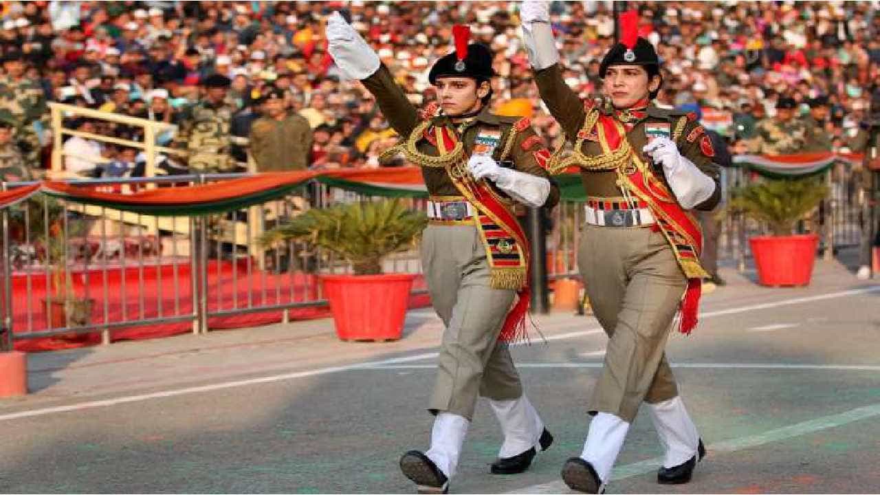 Republic Day 2024: ಗಣರಾಜ್ಯೋತ್ಸವದಂದು ಕರ್ತವ್ಯ ಪಥದಲ್ಲಿ ಮಹಿಳಾ ಶಕ್ತಿ ಪ್ರದರ್ಶನ, ಪರೇಡ್ನಿಂದ ಸ್ತಬ್ಧಚಿತ್ರದವರೆಗೂ ಎಲ್ಲೆಲ್ಲೂ ಮಹಿಳೆಯರು Republic Day 2024: ಗಣರಾಜ್ಯೋತ್ಸವದಂದು ಕರ್ತವ್ಯ ಪಥದಲ್ಲಿ ಮಹಿಳಾ ಶಕ್ತಿ ಪ್ರದರ್ಶನ, ಪರೇಡ್ನಿಂದ ಸ್ತಬ್ಧಚಿತ್ರದವರೆಗೂ ಎಲ್ಲೆಲ್ಲೂ ಮಹಿಳೆಯರು