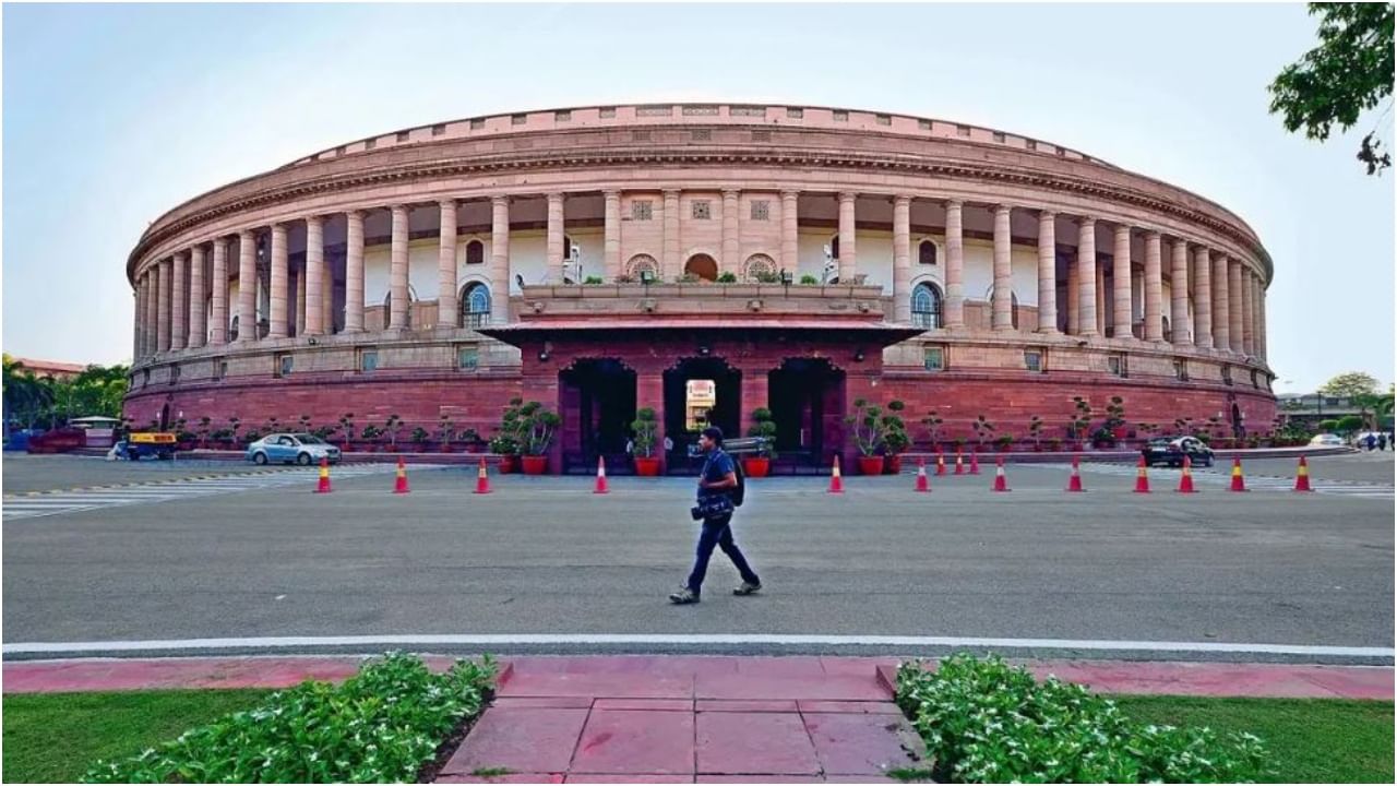 Old Parliament History: ಹೊಸ ಸಂಸತ್ ಉದ್ಘಾಟನೆಗೆ ದಿನಗಣನೆ; ಇತಿಹಾಸದ ಪುಟ ಸೇರಲಿರುವ ಹಳೆ ಸಂಸತ್ ವಿಶೇಷಗಳು ಇಲ್ಲಿವೆ Old Parliament History: ಹೊಸ ಸಂಸತ್ ಉದ್ಘಾಟನೆಗೆ ದಿನಗಣನೆ; ಇತಿಹಾಸದ ಪುಟ ಸೇರಲಿರುವ ಹಳೆ ಸಂಸತ್ ವಿಶೇಷಗಳು ಇಲ್ಲಿವೆ