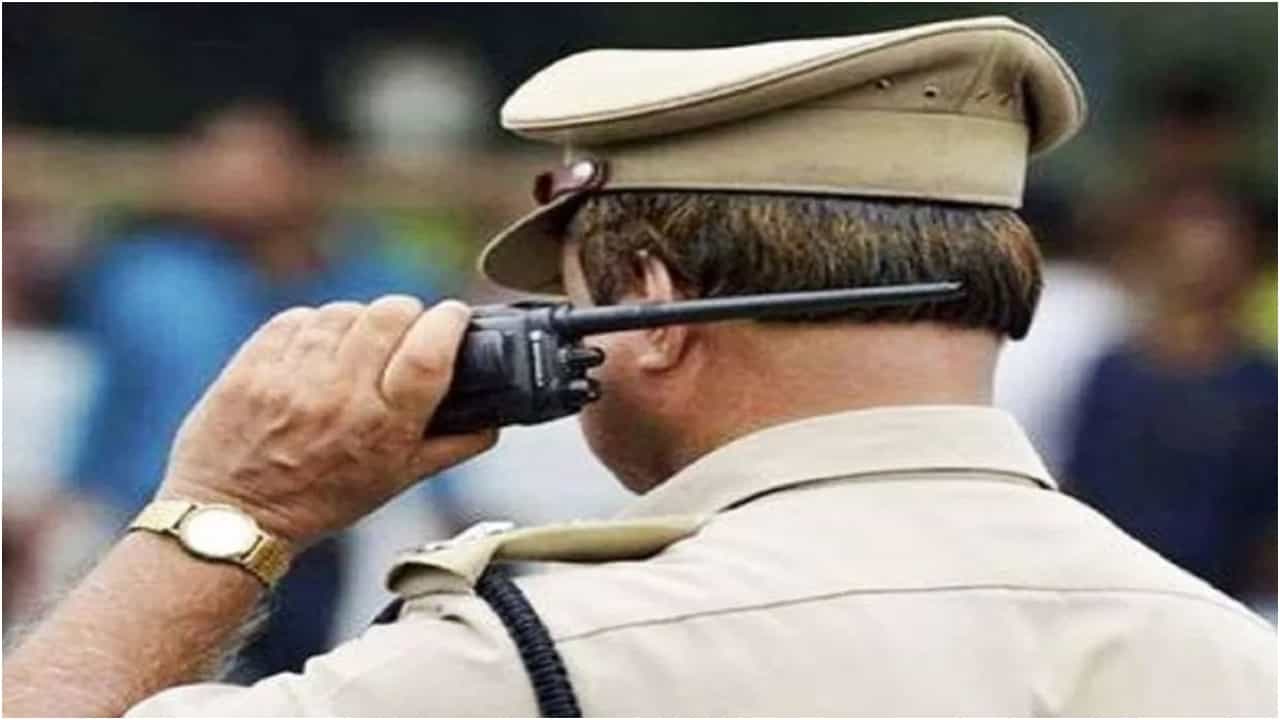 ನಳಿನ್, ಡಿವಿ ಭಾವಚಿತ್ರಕ್ಕೆ ಚಪ್ಪಲಿ ಹಾರ; ಆರೋಪಿಗಳ ಮೇಲೆ ಪೊಲೀಸ್ ದೌರ್ಜನ್ಯ ಆರೋಪ ನಳಿನ್, ಡಿವಿ ಭಾವಚಿತ್ರಕ್ಕೆ ಚಪ್ಪಲಿ ಹಾರ; ಆರೋಪಿಗಳ ಮೇಲೆ ಪೊಲೀಸ್ ದೌರ್ಜನ್ಯ ಆರೋಪ
