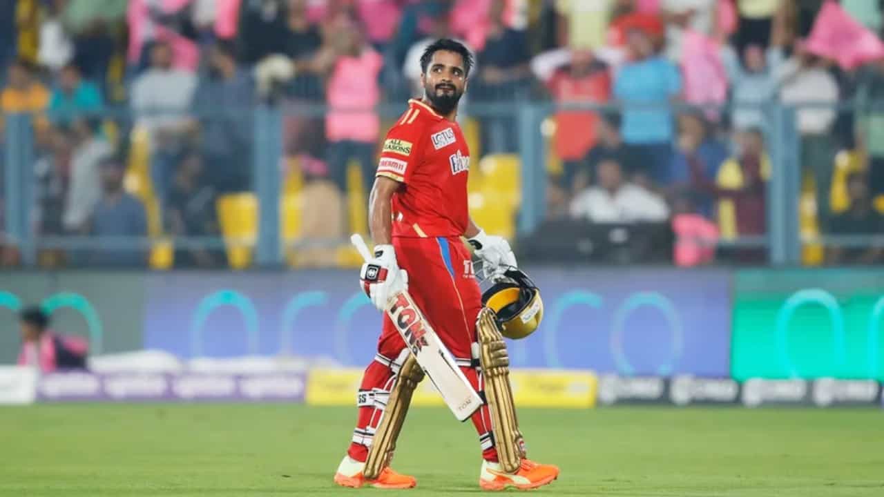 IPL 2023 DC vs PBKS: ದೆಹಲಿಯ ಅರುಣ್ ಜೇಟ್ಲಿ ಸ್ಟೇಡಿಯಂನಲ್ಲಿ ನಡೆದ ಐಪಿಎಲ್ನ 59ನೇ ಪಂದ್ಯದಲ್ಲಿ ಭರ್ಜರಿ ಶತಕ ಸಿಡಿಸಿ ಪ್ರಭ್ಸಿಮ್ರಾನ್ ಸಿಂಗ್ ಮಿಂಚಿದ್ದಾರೆ. ಈ ಪಂದ್ಯದಲ್ಲಿ ಟಾಸ್ ಗೆದ್ದ ಡೆಲ್ಲಿ ಕ್ಯಾಪಿಟಲ್ಸ್ ತಂಡದ ನಾಯಕ ಡೇವಿಡ್ ವಾರ್ನರ್ ಬೌಲಿಂಗ್ ಆಯ್ದುಕೊಂಡಿದ್ದರು.