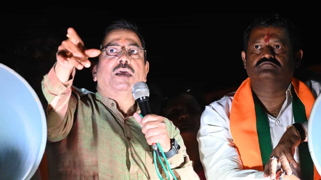 ಕಾಂಗ್ರೆಸ್ ಸದ್ಯದಲ್ಲೇ ಧೂಳೀಪಟವಾಗಲಿದೆ: ಕೇಂದ್ರ ಸಚಿವ ಪ್ರಲ್ಹಾದ್ ಜೋಶಿ ವಾಗ್ದಾಳಿ ಕಾಂಗ್ರೆಸ್ ಸದ್ಯದಲ್ಲೇ ಧೂಳೀಪಟವಾಗಲಿದೆ: ಕೇಂದ್ರ ಸಚಿವ ಪ್ರಲ್ಹಾದ್ ಜೋಶಿ ವಾಗ್ದಾಳಿ