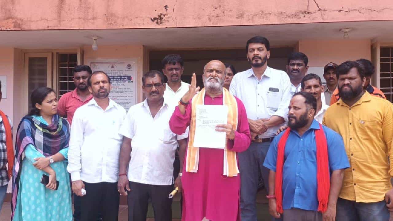 ನಿಲ್ಲದ ಗುರು-ಶಿಷ್ಯರ ಕಾಳಗ: ಸುನಿಲ್ ಕುಮಾರ್ ವಿರುದ್ಧ ಪ್ರಮೋದ್ ಮುತಾಲಿಕ್ ದೂರು ನಿಲ್ಲದ ಗುರು-ಶಿಷ್ಯರ ಕಾಳಗ: ಸುನಿಲ್ ಕುಮಾರ್ ವಿರುದ್ಧ ಪ್ರಮೋದ್ ಮುತಾಲಿಕ್ ದೂರು