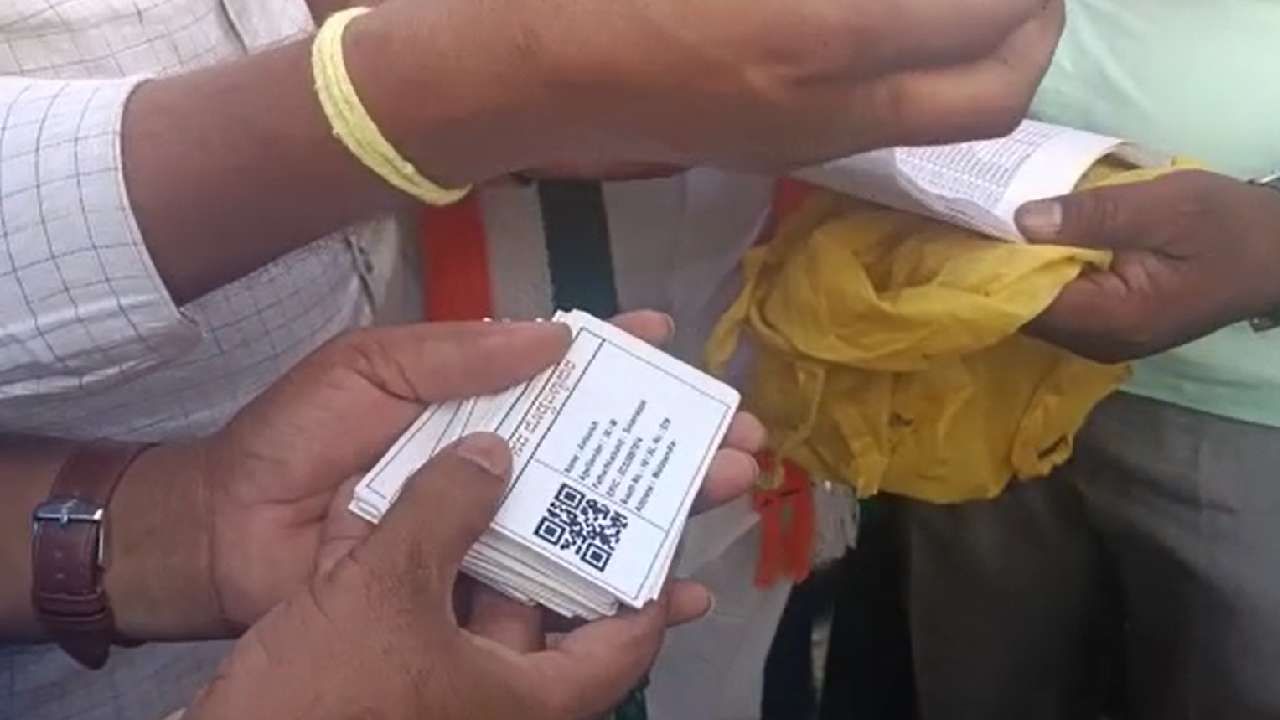 QR code coupon distributed by Doddaballapura BJP candidate side Accused arrested by FST in Hosa halli
