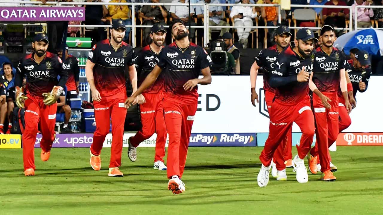 IPL 2023: ಐಪಿಎಲ್ ಸೀಸನ್ 16 ರಲ್ಲಿ ಆರ್ಸಿಬಿ ತಂಡವು ಒಟ್ಟು 11 ಪಂದ್ಯಗಳನ್ನು ಮುಗಿಸಿದೆ. ಈ ಹನ್ನೊಂದು ಪಂದ್ಯಗಳಲ್ಲಿ ಆರ್ಸಿಬಿ ಗೆದ್ದಿರುವುದು ಕೇವಲ 5 ಪಂದ್ಯಗಳಲ್ಲಿ ಮಾತ್ರ. ಇನ್ನು 6 ಪಂದ್ಯಗಳ ಸೋಲಿಗೆ ಆರ್ಸಿಬಿ ತಂಡದ ಮಧ್ಯಮ ಕ್ರಮಾಂಕದ ಬ್ಯಾಟರ್ಗಳ ವೈಫಲ್ಯ ಕೂಡ ಒಂದು ಕಾರಣ.