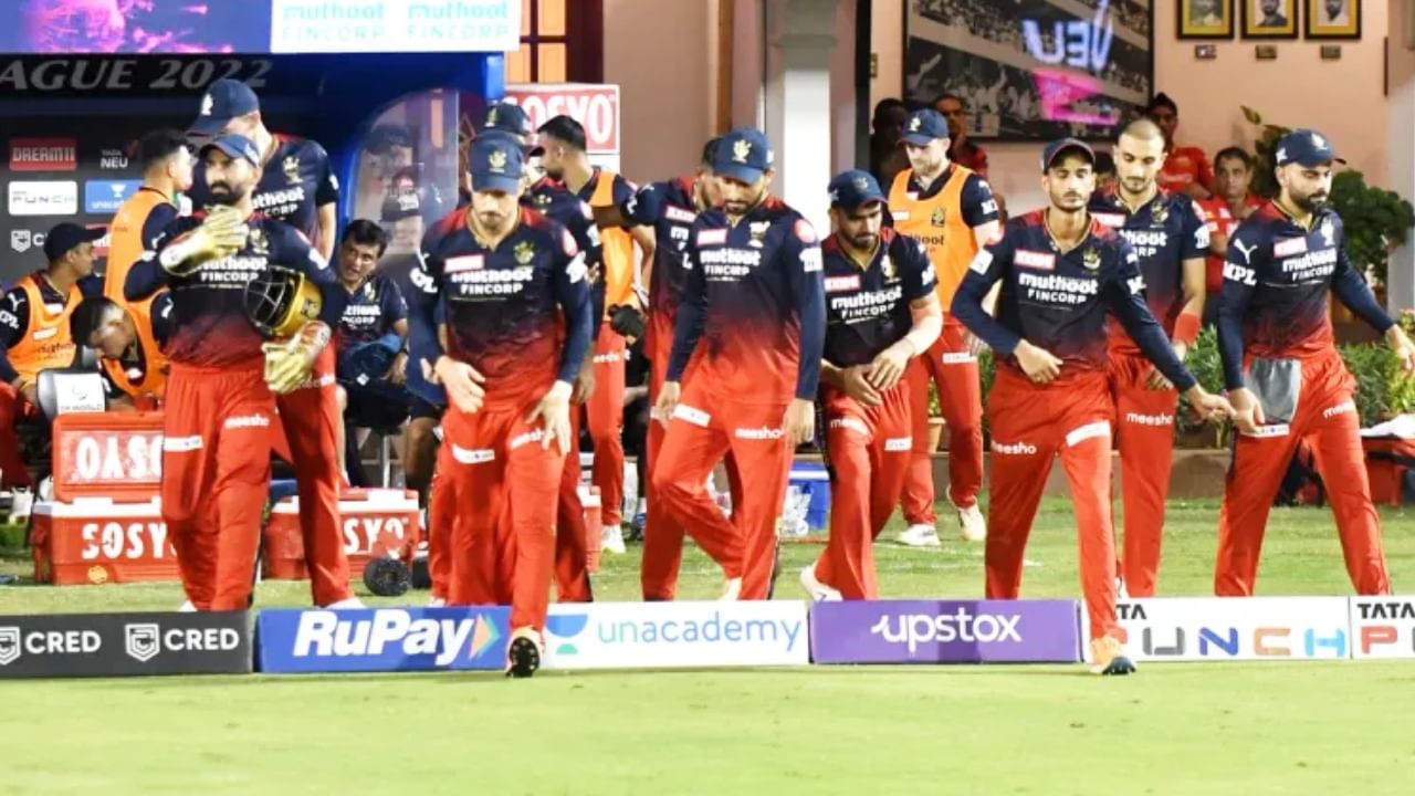 IPL 2023: ಈ ಬಾರಿಯ ಐಪಿಎಲ್ನಲ್ಲಿ ಆರ್ಸಿಬಿ ತಂಡವು 8 ಪಂದ್ಯಗಳಲ್ಲಿ 4 ರಲ್ಲಿ ಜಯ ಸಾಧಿಸಿ, 4 ರಲ್ಲಿ ಸೋಲನುಭವಿಸಿದೆ. ಈ ನಾಲ್ಕು ಪಂದ್ಯಗಳ ಸೋಲಿಗೆ ಬಹುಮುಖ್ಯ ಕಾರಣ ಆರ್ಸಿಬಿ ತಂಡದ ಮಧ್ಯಮ ಕ್ರಮಾಂಕದ ಬ್ಯಾಟರ್ಗಳ ವೈಫಲ್ಯ. ಈ ವೈಫಲ್ಯವನ್ನು ಸರಿದೂಗಿಸುವ ಉತ್ತಮ ಅವಕಾಶ ಲಭಿಸಿದರೂ ಆರ್ಸಿಬಿ ತಂಡವು 38 ವರ್ಷದ ಆಟಗಾರನನ್ನು ಖರೀದಿಸಿ ಅಚ್ಚರಿ ಮೂಡಿಸಿದೆ.