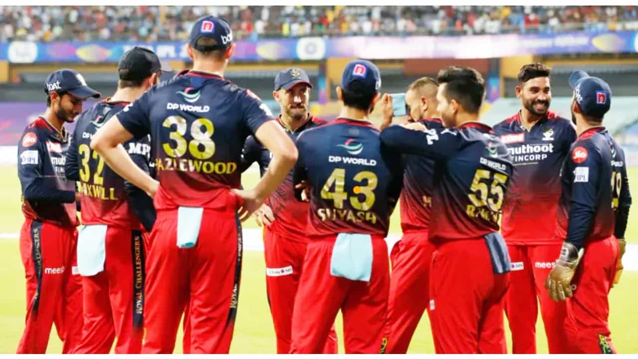 IPL 2023: ಈ ಬಾರಿಯ ಐಪಿಎಲ್ನಲ್ಲಿ ಭರ್ಜರಿ ಜಯದೊಂದಿಗೆ ಶುರುಭಾರಂಭ ಮಾಡಿದ ಆರ್ಸಿಬಿ ಇದೀಗ 10 ಪಂದ್ಯಗಳನ್ನು ಮುಗಿಸಿದೆ. ಆದರೆ ಇದರಲ್ಲಿ ಆರ್ಸಿಬಿ ಗೆದ್ದಿರುವುದು ಕೇವಲ 5 ಪಂದ್ಯಗಳನ್ನು ಮಾತ್ರ. ಅಂದರೆ 5 ಪಂದ್ಯಗಳಲ್ಲಿ ಸೋಲನುಭವಿಸಿರುವ ಫಾಫ್ ಡುಪ್ಲೆಸಿಸ್ ಪಡೆ ಇದೀಗ ಅಂಕ ಪಟ್ಟಿಯಲ್ಲಿ 5ನೇ ಸ್ಥಾನದಲ್ಲಿದೆ.