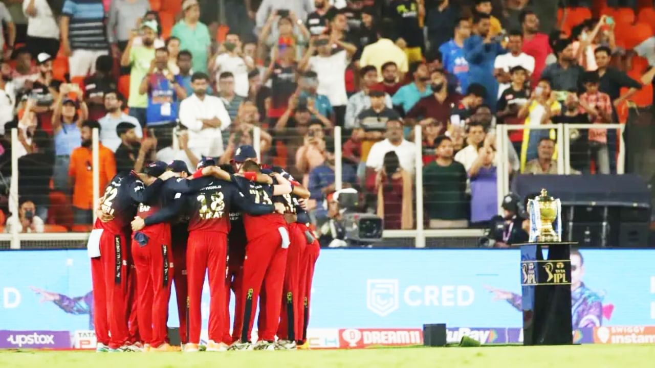 ಅದರಂತೆ RCB ತಂಡವು ಪ್ಲೇಯಿಂಗ್ ಇಲೆವೆನ್​ನಲ್ಲಿ 2 ಬದಲಾವಣೆ ಮಾಡಿಕೊಂಡಿದೆ. ಜೋಶ್ ಹ್ಯಾಝಲ್​ವುಡ್​ ಬದಲಿಗೆ ಎಡಗೈ ವೇಗಿ ವೇಯ್ನ್ ಪಾರ್ನೆಲ್ ಕಣಕ್ಕಿಳಿಯುತ್ತಿದ್ದು, ಹಾಗೆಯೇ ವನಿಂದು ಹಸರಂಗ ಬದಲಿಗೆ ಮೈಕೆಲ್ ಬ್ರೇಸ್​ವೆಲ್​ಗೆ ಚಾನ್ಸ್ ನೀಡಲಾಗಿದೆ.