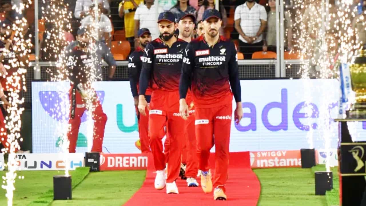 IPL 2023: ಪ್ರತಿ ಸೀಸನ್ನಂತೆ ಈ ಬಾರಿ ಕೂಡ ಆರ್ಸಿಬಿ ತಂಡ ಕಪ್ ಗೆಲ್ಲುವಲ್ಲಿ ವಿಫಲವಾಗಿದೆ. ಆಡಿದ 14 ಪಂದ್ಯಗಳಲ್ಲಿ ಕೇವಲ 7 ರಲ್ಲಿ ಮಾತ್ರ ಜಯ ಸಾಧಿಸಿದ ಫಾಫ್ ಡುಪ್ಲೆಸಿಸ್ ಪಡೆ ಲೀಗ್ ಹಂತದಲ್ಲೇ ಹೊರಬಿದ್ದಿದೆ.