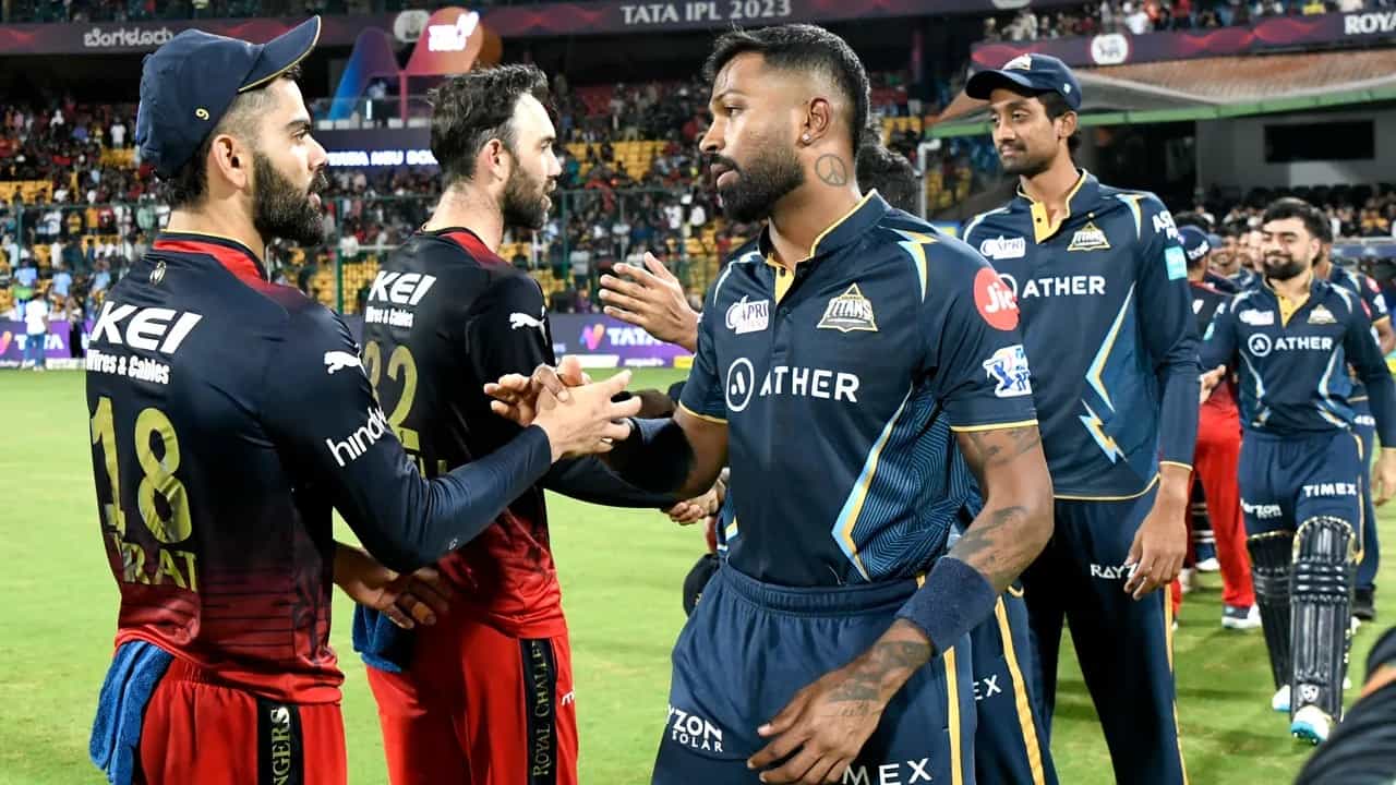 IPL 2023: ಇಂಡಿಯನ್ ಪ್ರೀಮಿಯರ್ ಲೀಗ್ನ ಕೊನೆಯ ಲೀಗ್ ಪಂದ್ಯದಲ್ಲಿ ಗುಜರಾತ್ ಟೈಟಾನ್ಸ್ ವಿರುದ್ಧ ಸೋತು ರಾಯಲ್ ಚಾಲೆಂಜರ್ಸ್ ಬೆಂಗಳೂರು (RCB) ತಂಡವು ಐಪಿಎಲ್ನಿಂದ ಹೊರಬಿದ್ದಿದೆ. ಪ್ಲೇಆಫ್ ಪ್ರವೇಶಿಸಲು ನಿರ್ಣಾಯಕವಾಗಿದ್ದ ಈ ಪಂದ್ಯದಲ್ಲಿ ಆರ್ಸಿಬಿ 6 ವಿಕೆಟ್ಗಳಿಂದ ಸೋಲೊಪ್ಪಿಕೊಂಡಿತು.
