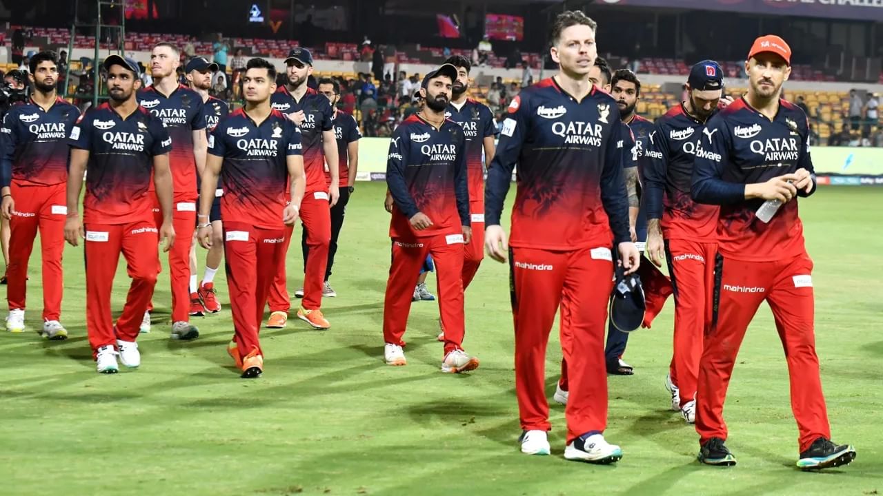 ವಿಶೇಷ ಎಂದರೆ ಈ ಬಾರಿ RCB ಆಡಿರುವ 14 ಪಂದ್ಯಗಳಲ್ಲಿ ಮಹತ್ವದ ಕೊಡುಗೆ ನೀಡಿರುವುದು ಕೇವಲ 4 ಆಟಗಾರರು ಮಾತ್ರ. ಉಳಿದ ಪ್ಲೇಯರ್ಸ್​ಗಳಿಂದ ಒಂದೆರೆಡು ಪಂದ್ಯಗಳಲ್ಲಿ ಉತ್ತಮ ಪ್ರದರ್ಶನ ಮೂಡಿಬಂದಿದ್ದರೂ ಆರ್​ಸಿಬಿ ಪ್ಲೇಆಫ್​ ಪ್ರವೇಶಿಸುತ್ತಿತ್ತು.