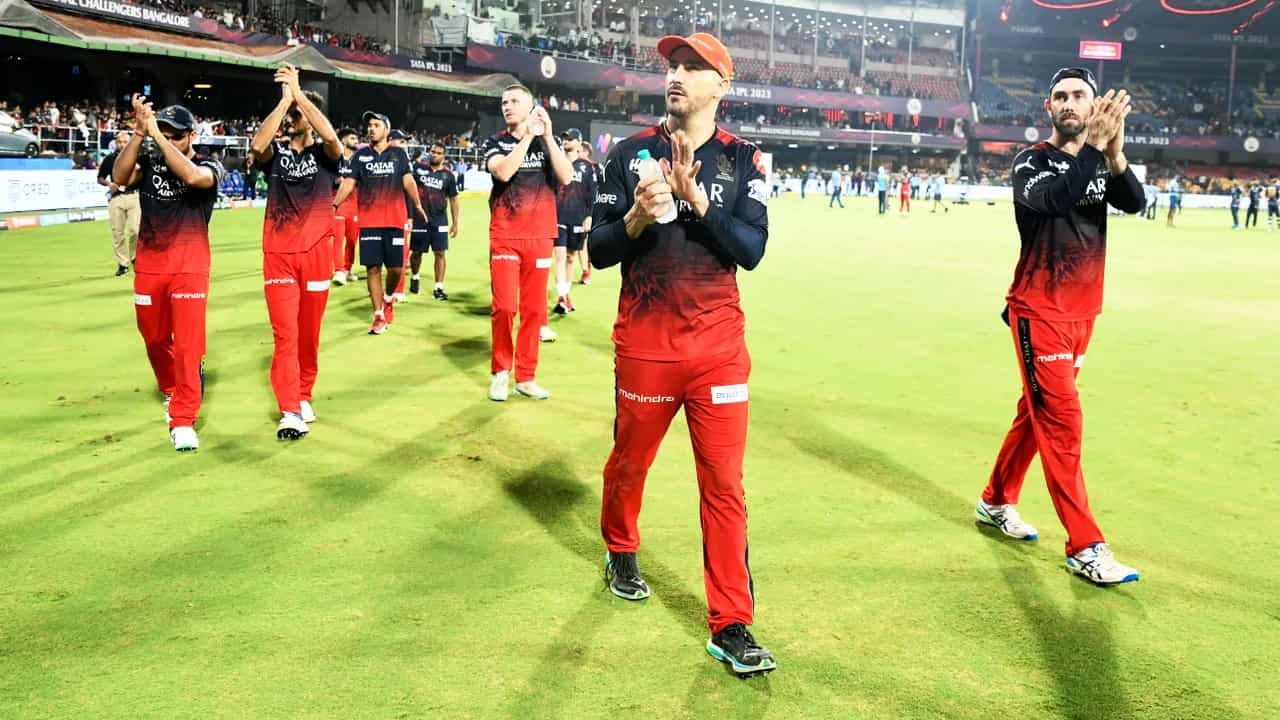 IPL 2023: ಐಪಿಎಲ್ ಸೀಸನ್ 16 ಮುಕ್ತಾಯಗೊಂಡಿದೆ. ಈ ಬಾರಿಯ ಫೈನಲ್ ಪಂದ್ಯದಲ್ಲಿ ಗುಜರಾತ್ ಟೈಟಾನ್ಸ್ ವಿರುದ್ಧ ರೋಚಕ ಜಯ ಸಾಧಿಸಿ ಚೆನ್ನೈ ಸೂಪರ್ ಕಿಂಗ್ಸ್ ಚಾಂಪಿಯನ್ ಆಗಿ ಹೊರಹೊಮ್ಮಿದೆ. ಇತ್ತ ಈ ಸಲ ಕಪ್ ನಮ್ದೆ ಎನ್ನುವ ವಿಶ್ವಾಸದಲ್ಲಿದ್ದ ಆರ್ಸಿಬಿ ಅಭಿಮಾನಿಗಳಿಗೆ ಈ ಸಲ ಕೂಡ ನಿರಾಸೆಯಾಗಿದೆ.