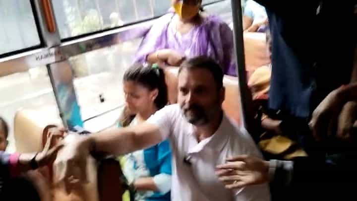 ಬೆಂಗಳೂರು: ಗ್ರಾಹಕರ ಜೊತೆ ಕಾಫಿ ಸವಿದು, ಬಿಎಂಟಿಸಿ ಬಸ್ನಲ್ಲಿ ಸಂಚರಿಸಿದ ರಾಹುಲ್ ಗಾಂಧಿ ಬೆಂಗಳೂರು: ಗ್ರಾಹಕರ ಜೊತೆ ಕಾಫಿ ಸವಿದು, ಬಿಎಂಟಿಸಿ ಬಸ್ನಲ್ಲಿ ಸಂಚರಿಸಿದ ರಾಹುಲ್ ಗಾಂಧಿ