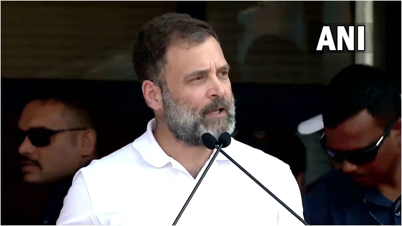 ದ್ವೇಷ ಸೋತಿದೆ, ಪ್ರೀತಿ ಗೆದ್ದಿದೆ ಎಂದ ರಾಹುಲ್, 5 ಗ್ಯಾರಂಟಿಗಳನ್ನು ಜಾರಿ ಮಾಡುತ್ತೇವೆ; ಖರ್ಗೆ ದ್ವೇಷ ಸೋತಿದೆ, ಪ್ರೀತಿ ಗೆದ್ದಿದೆ ಎಂದ ರಾಹುಲ್, 5 ಗ್ಯಾರಂಟಿಗಳನ್ನು ಜಾರಿ ಮಾಡುತ್ತೇವೆ; ಖರ್ಗೆ