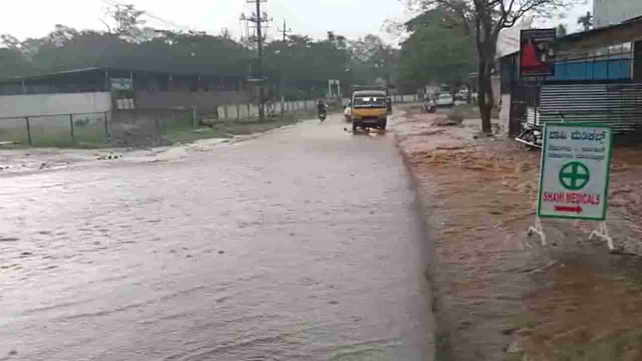 ಬೆಂಗಳೂರಲ್ಲಿ ಭಾರೀ ಮಳೆ: ಕೋಡಿ ಒಡೆದ ಹೊಸಕೆರೆಹಳ್ಳಿ ಕೆರೆ, ಜಲಾವೃತಗೊಂಡ ಮನೆಗಳು